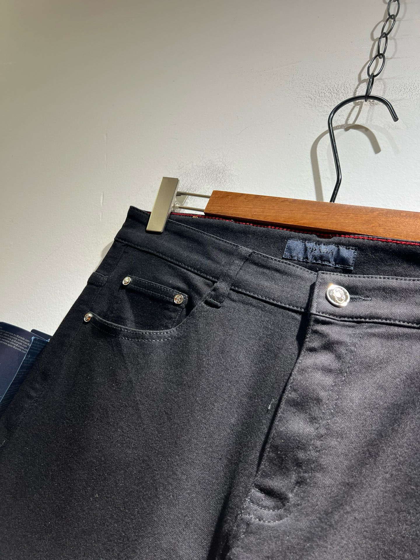 PRA*DA 普拉达 2025秋冬新品发售！牛仔高级百搭实用主义不哗众取宠！港澳台地区限定款！！立体裁剪