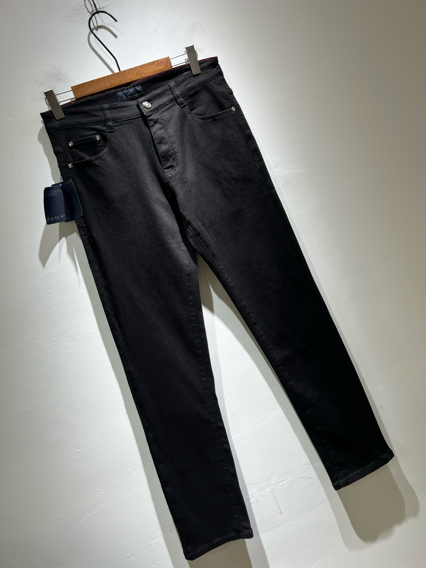 PRA*DA 普拉达 2025秋冬新品发售！牛仔高级百搭实用主义不哗众取宠！港澳台地区限定款！！立体裁剪