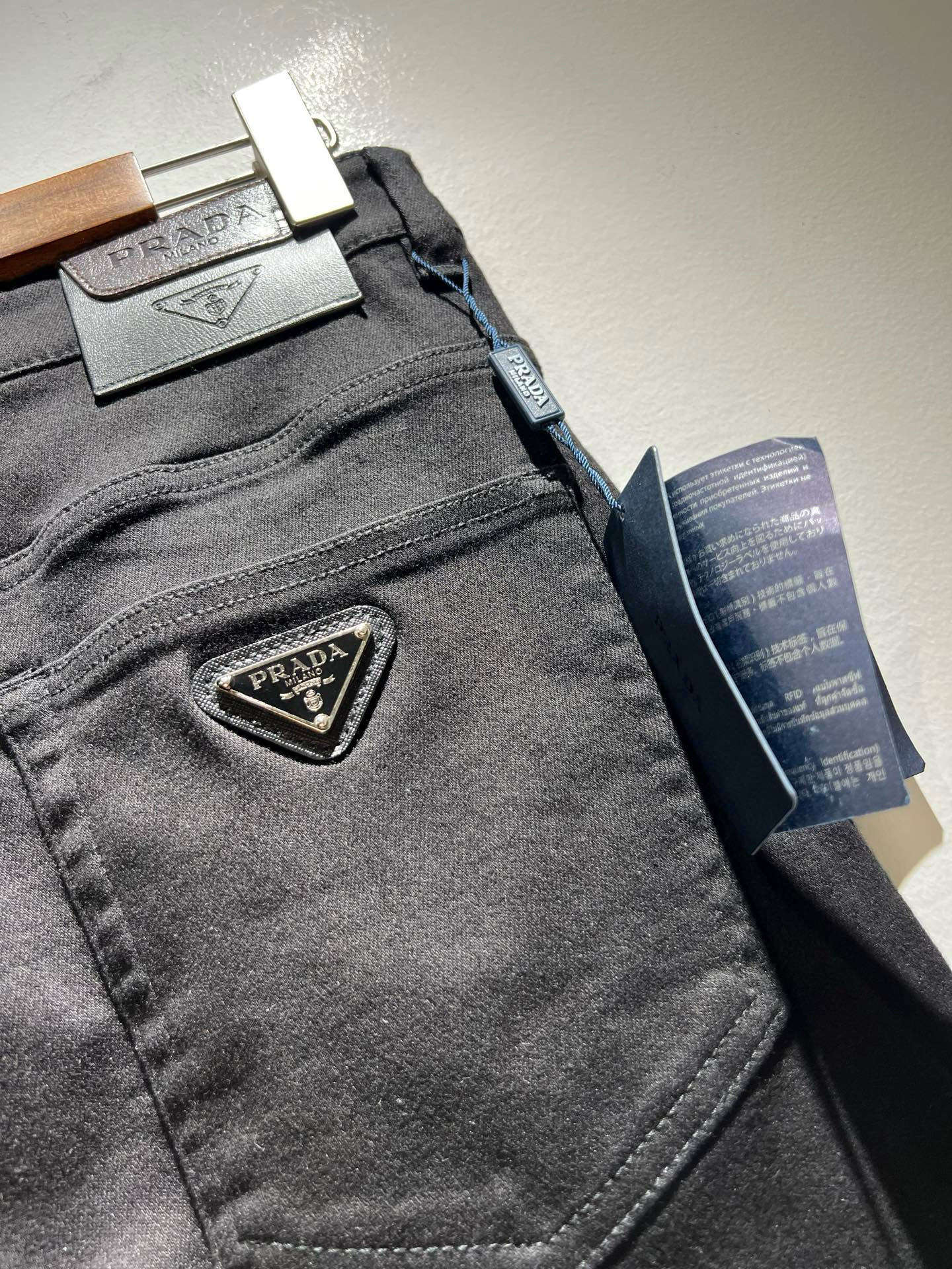 PRA*DA 普拉达 2025秋冬新品发售！牛仔高级百搭实用主义不哗众取宠！港澳台地区限定款！！立体裁剪