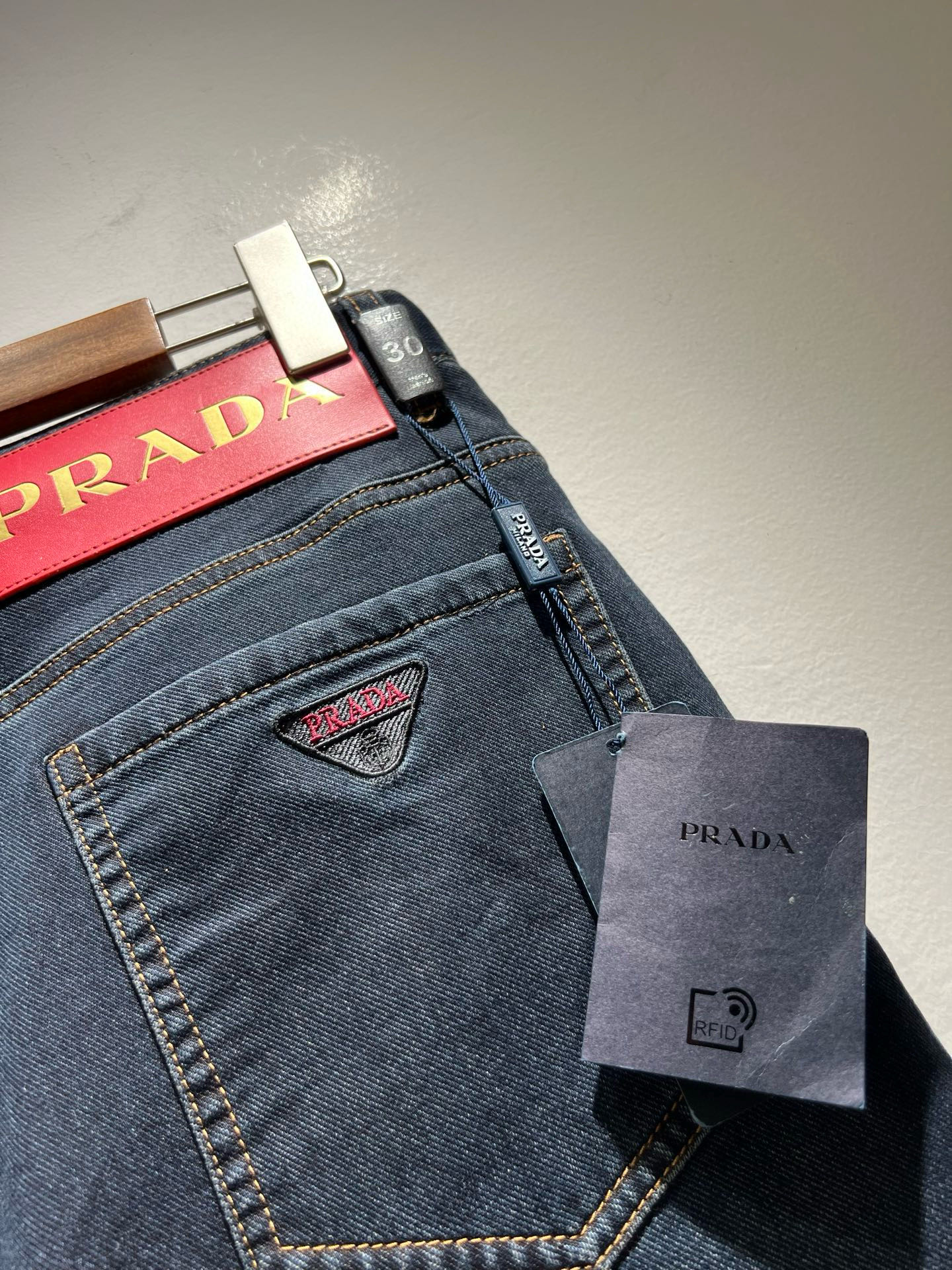 PRA*DA 普拉达 2025秋冬新品发售！牛仔高级百搭实用主义不哗众取宠！港澳台地区限定款！！立体裁剪