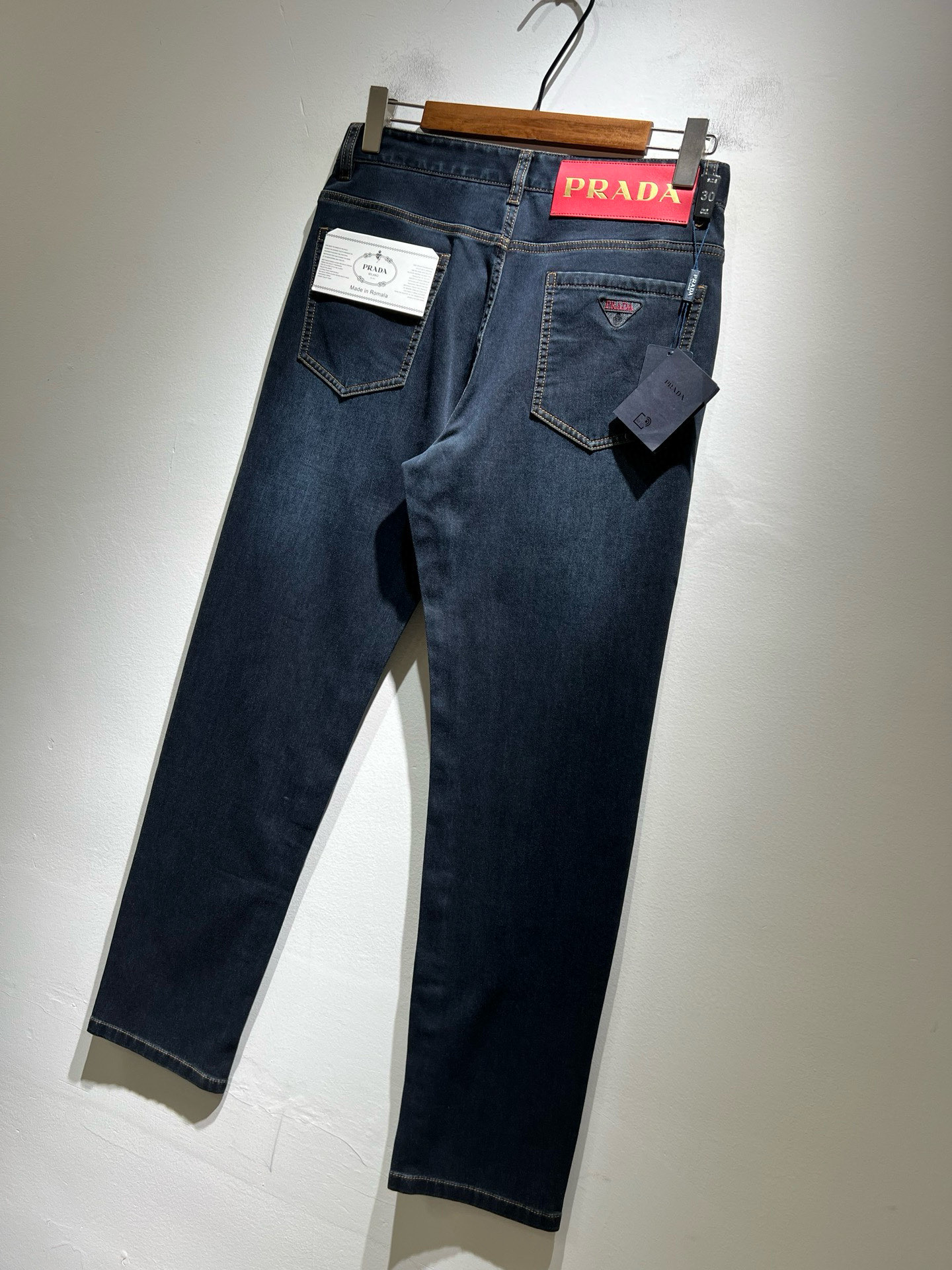 PRA*DA 普拉达 2025秋冬新品发售！牛仔高级百搭实用主义不哗众取宠！港澳台地区限定款！！立体裁剪