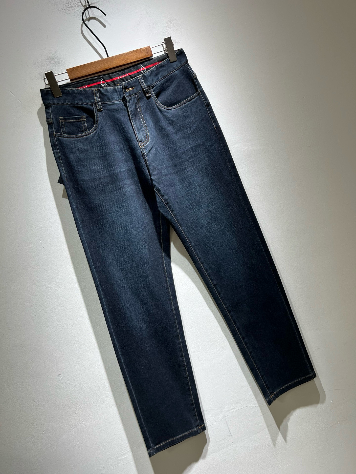 PRA*DA 普拉达 2025秋冬新品发售！牛仔高级百搭实用主义不哗众取宠！港澳台地区限定款！！立体裁剪