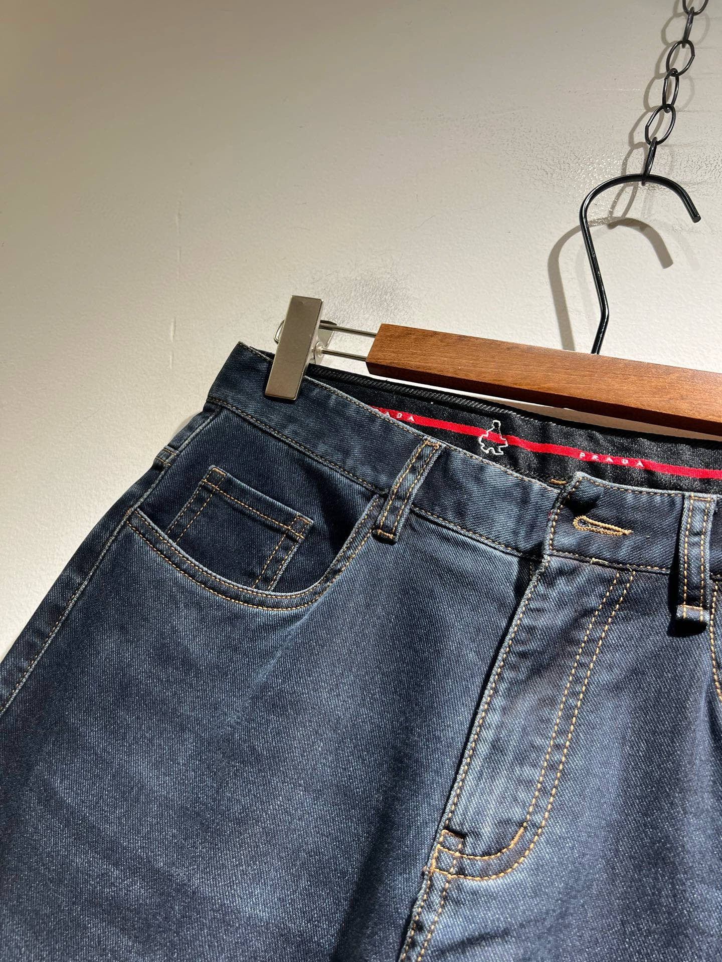 PRA*DA 普拉达 2025秋冬新品发售！牛仔高级百搭实用主义不哗众取宠！港澳台地区限定款！！立体裁剪