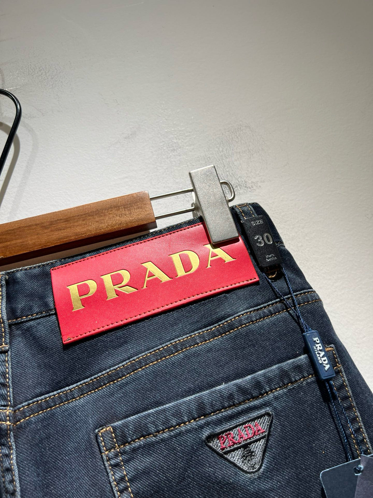 PRA*DA 普拉达 2025秋冬新品发售！牛仔高级百搭实用主义不哗众取宠！港澳台地区限定款！！立体裁剪