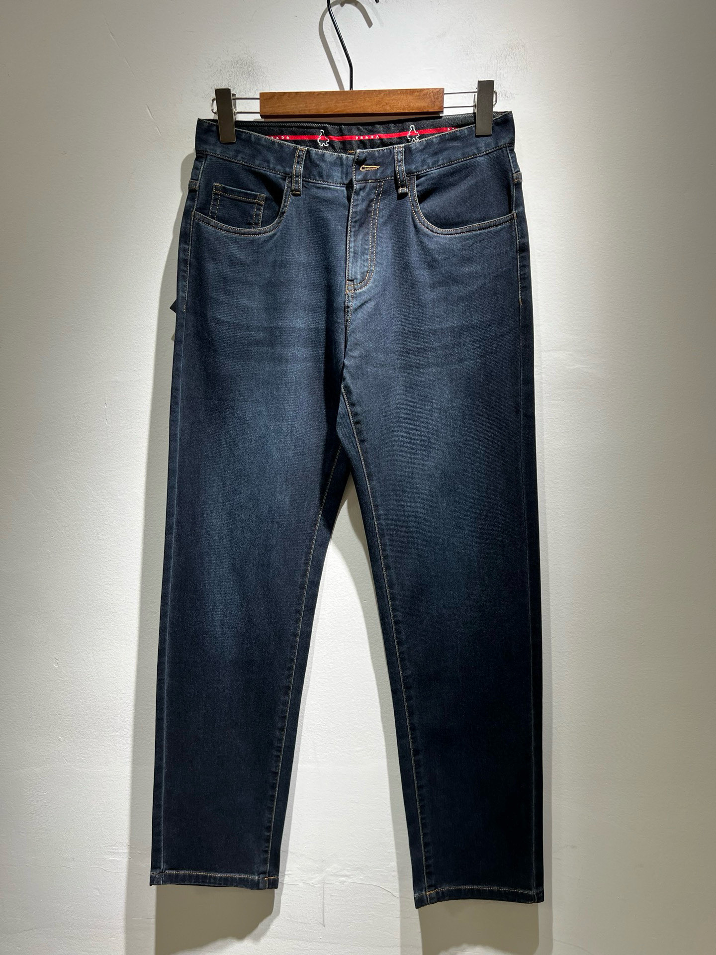 PRA*DA 普拉达 2025秋冬新品发售！牛仔高级百搭实用主义不哗众取宠！港澳台地区限定款！！立体裁剪