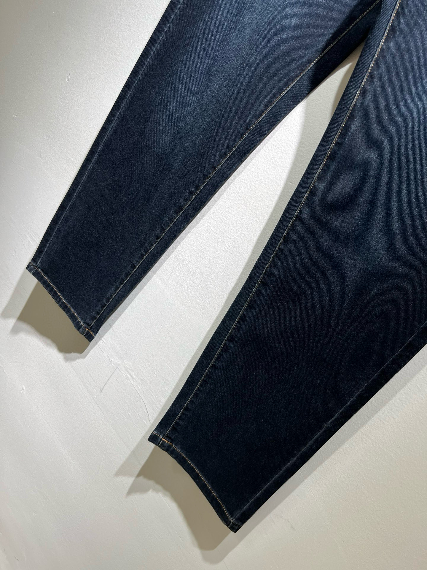 PRA*DA 普拉达 2025秋冬新品发售！牛仔高级百搭实用主义不哗众取宠！港澳台地区限定款！！立体裁剪