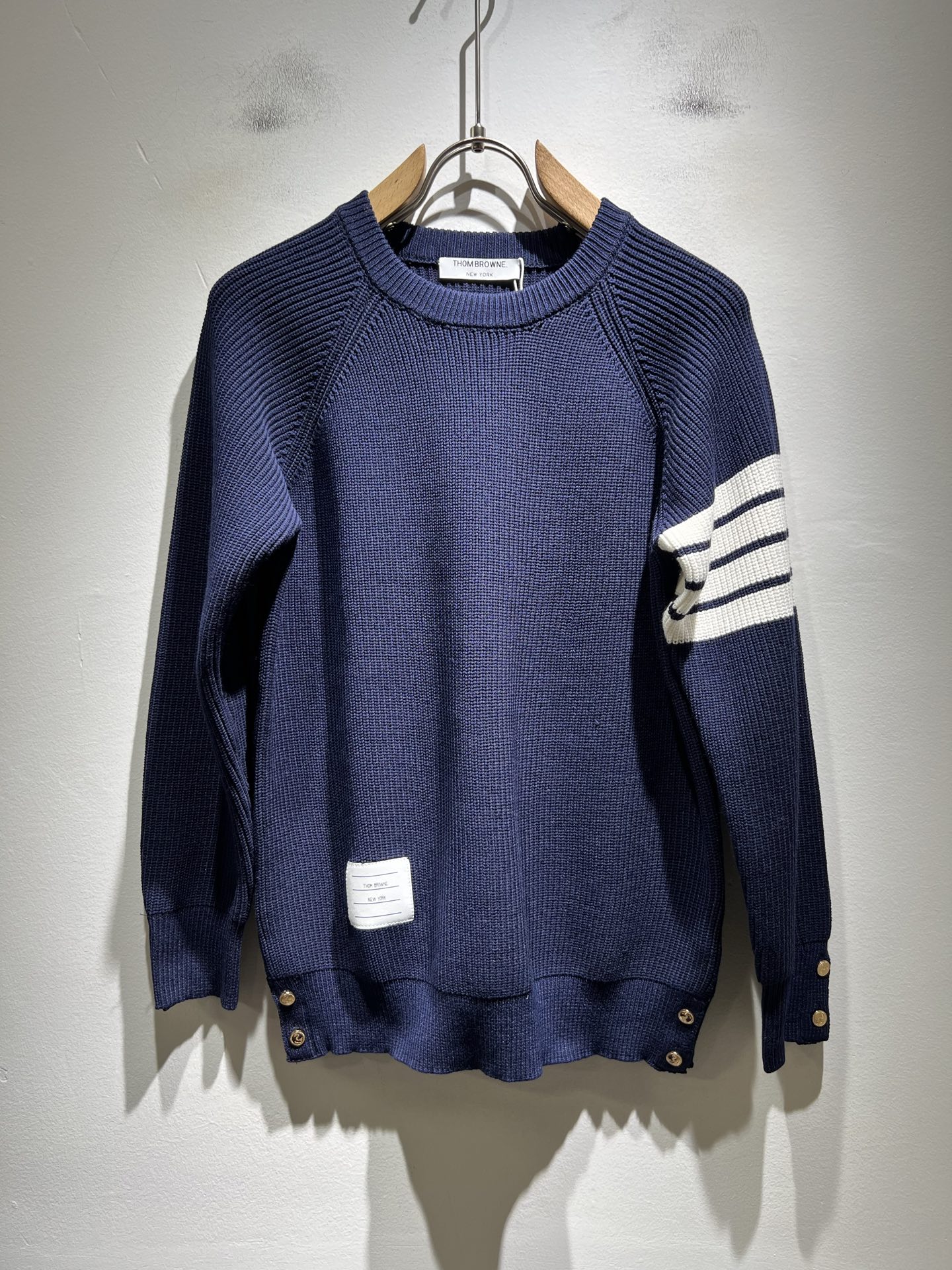 NO:596047,ThomBrow*e's 2025 autumn and winter new knitted wool sweater for men and women, this year's new counter product, super soft wool fabric for men and women!  A fashionable and versatile model for the city, it is sure to be super popular this year. It is a must-have artifact for autumn and winter. It has a unique texture and a soft and smooth feel. It is not a product that can be compared with ordinary fabrics. Regular knitted wool fabric design, crocheted with classic iconic stripe design!  A rare model that can only be found. Very attractive design, liningless inseam binding technology, and very detailed. It is a model that requires a lot of attention to technology. Details determine the high-end. Minimalist design elements of the season, a must-have item for trendy men, perfect fit, highly recommended!  Size M-2XL,,alexander wang19860909ThomBrow*e汤姆*朗2025秋冬新款男女同款针织羊毛衫,今年的专柜新品,男女同款超软羊毛面料！时尚都市百搭款,今年必定超火爆,秋冬必备神器,质感独特,手感柔嫩顺滑,不是一般面料所能对比的产品.常规的针织羊毛面料设计,钩织搭配经典标识性经典条纹设计！可遇不可求的款 非常极具魅力的设计,无里布内缝包边工艺,细节非常到位,要非常讲究技术的一款,细节决定高端.极简当季的设计元素,潮男必备单品,完美版型,强烈推荐！尺码M-2XL,,alexander wang,Men's clothing