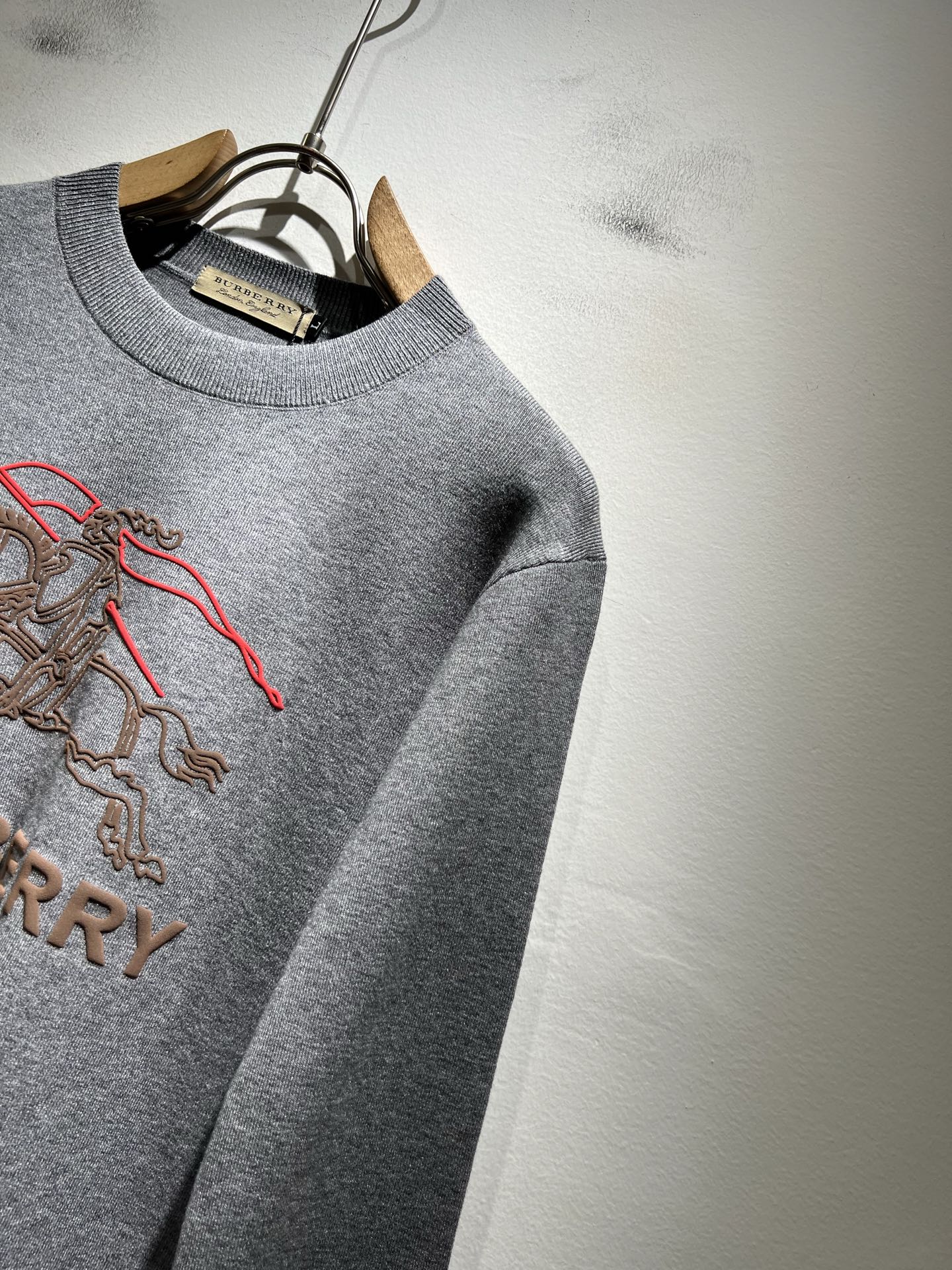 Bur*erry 巴*莉 2025秋冬新款针织羊毛衫，设计标志logo图案压胶设计！品牌经典设计元素！既