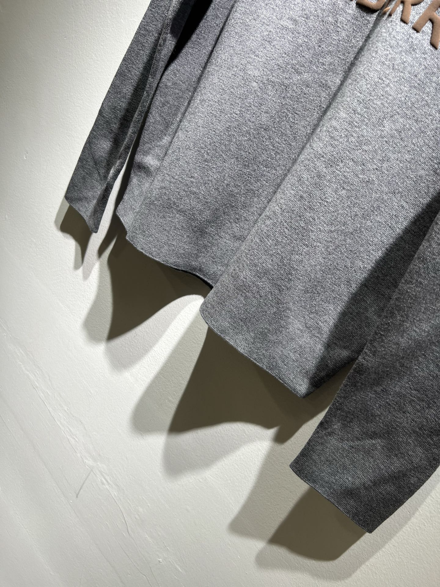 Bur*erry 巴*莉 2025秋冬新款针织羊毛衫，设计标志logo图案压胶设计！品牌经典设计元素！既