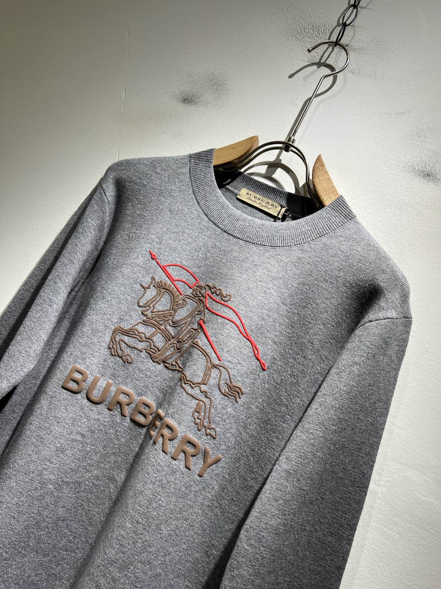 Bur*erry 巴*莉 2025秋冬新款针织羊毛衫，设计标志logo图案压胶设计！品牌经典设计元素！既