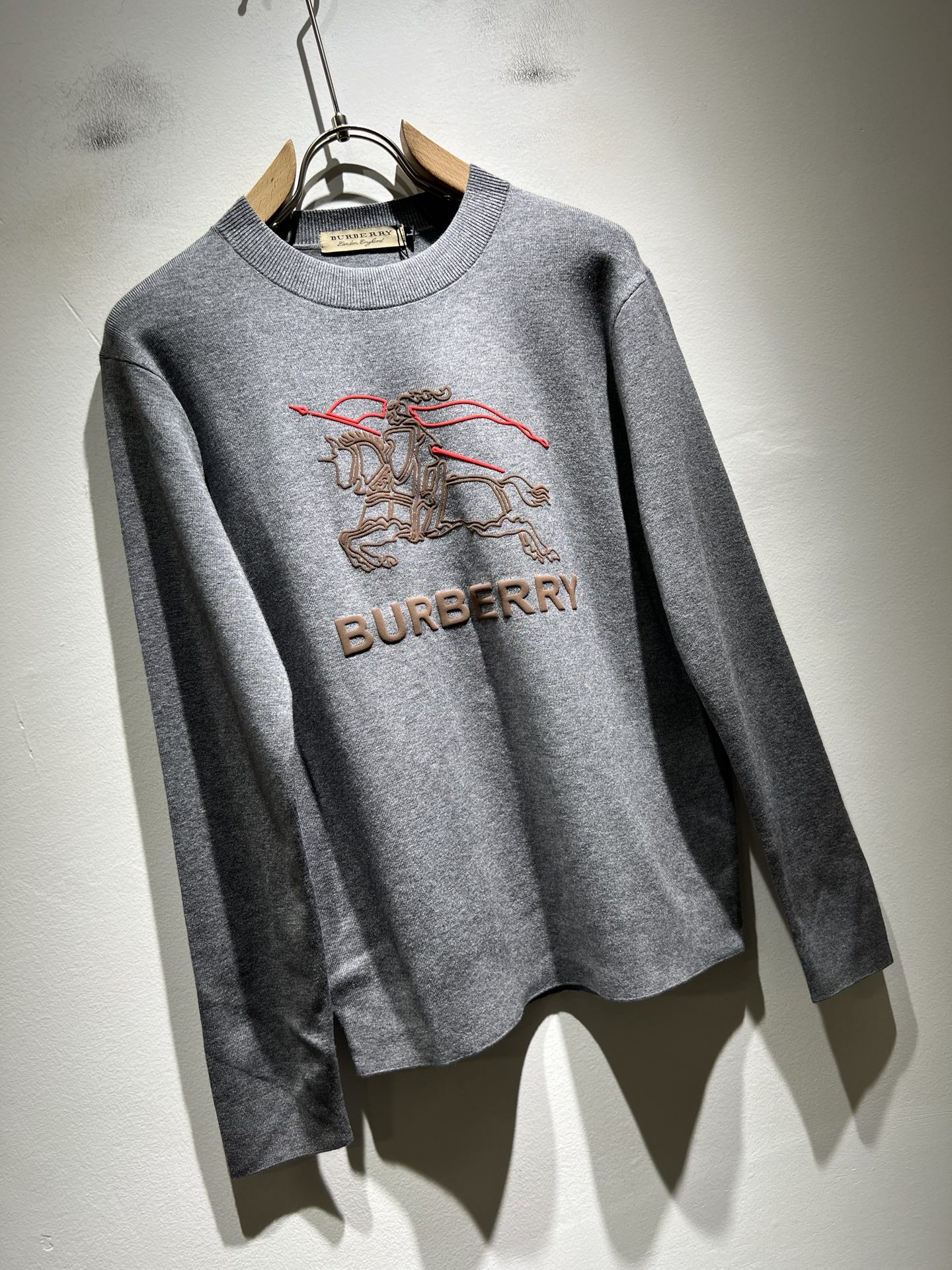 Bur*erry 巴*莉 2025秋冬新款针织羊毛衫，设计标志logo图案压胶设计！品牌经典设计元素！既