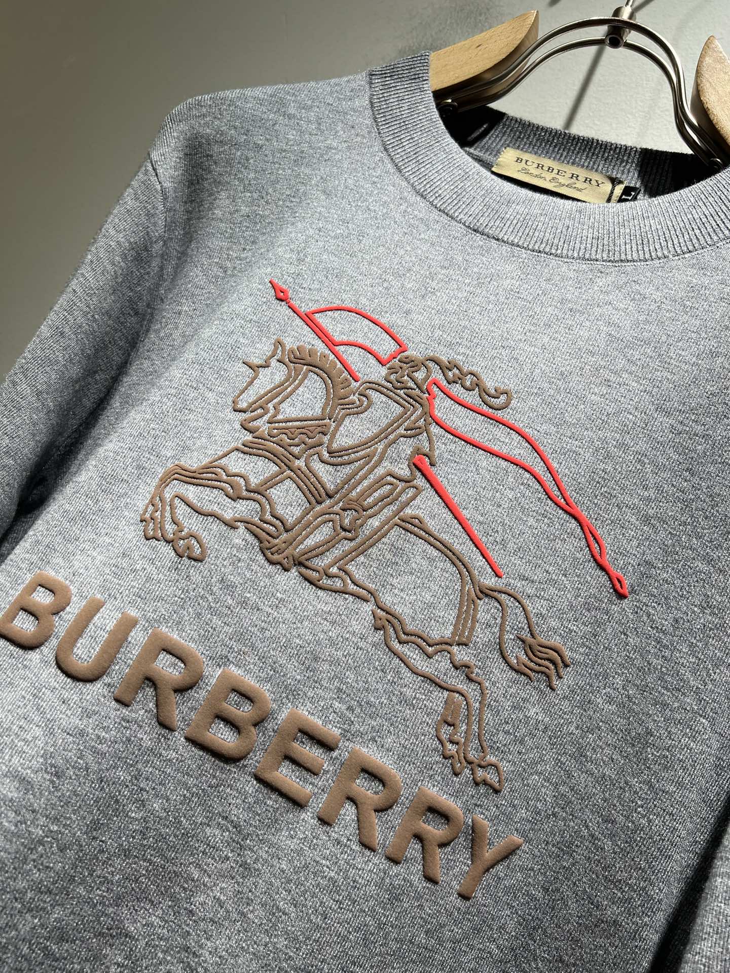 Bur*erry 巴*莉 2025秋冬新款针织羊毛衫，设计标志logo图案压胶设计！品牌经典设计元素！既