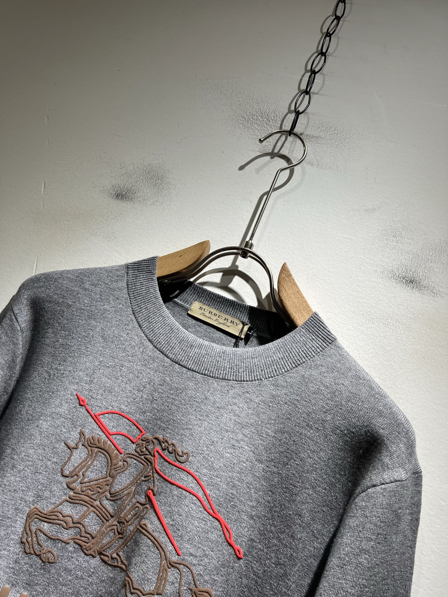 Bur*erry 巴*莉 2025秋冬新款针织羊毛衫，设计标志logo图案压胶设计！品牌经典设计元素！既