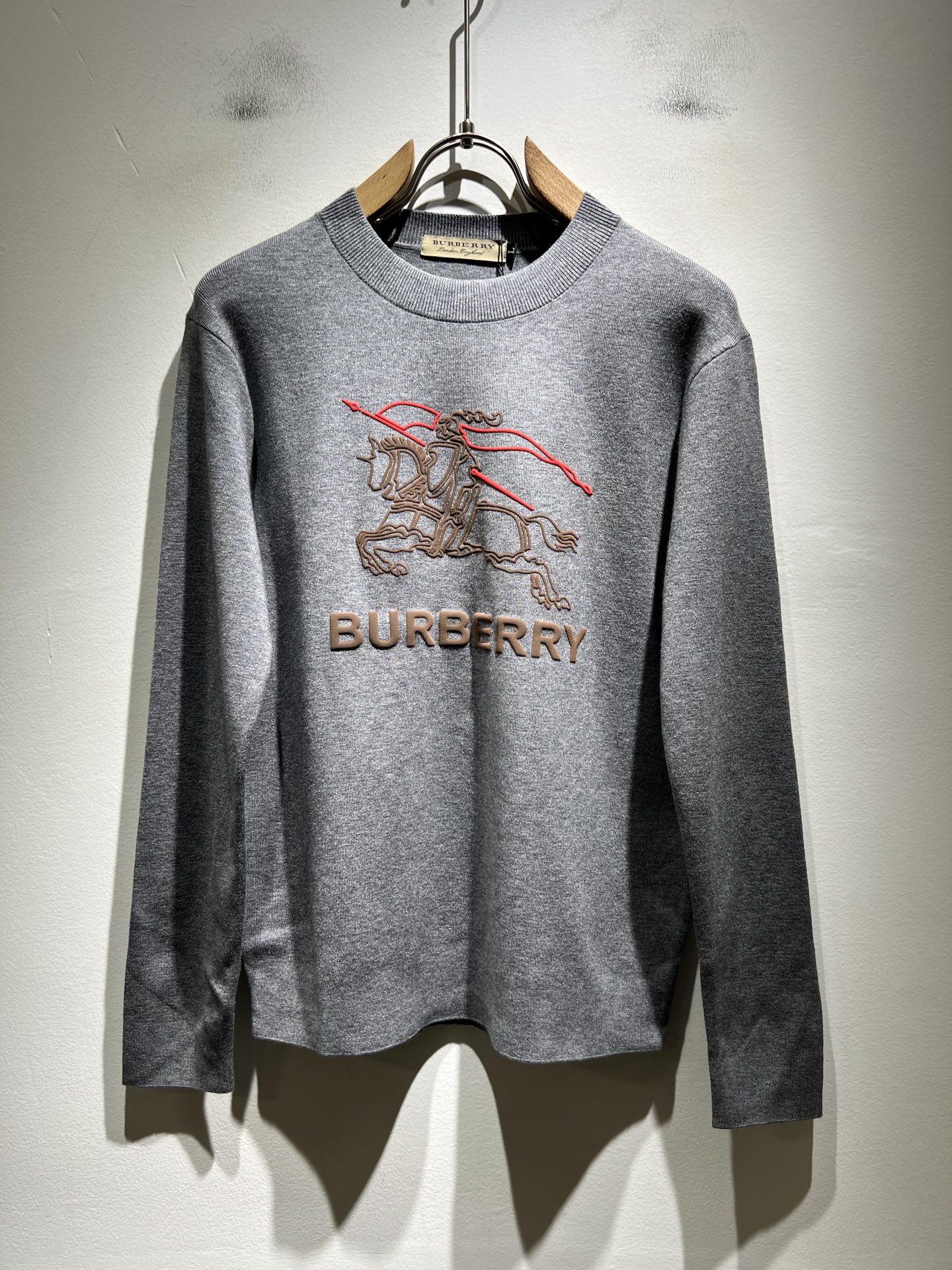 Bur*erry 巴*莉 2025秋冬新款针织羊毛衫，设计标志logo图案压胶设计！品牌经典设计元素！既