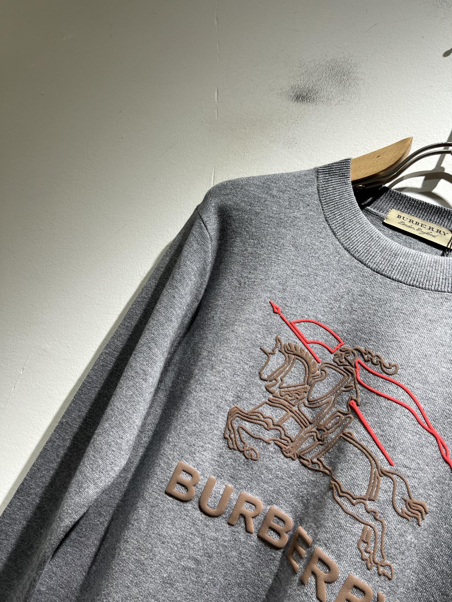 Bur*erry 巴*莉 2025秋冬新款针织羊毛衫，设计标志logo图案压胶设计！品牌经典设计元素！既