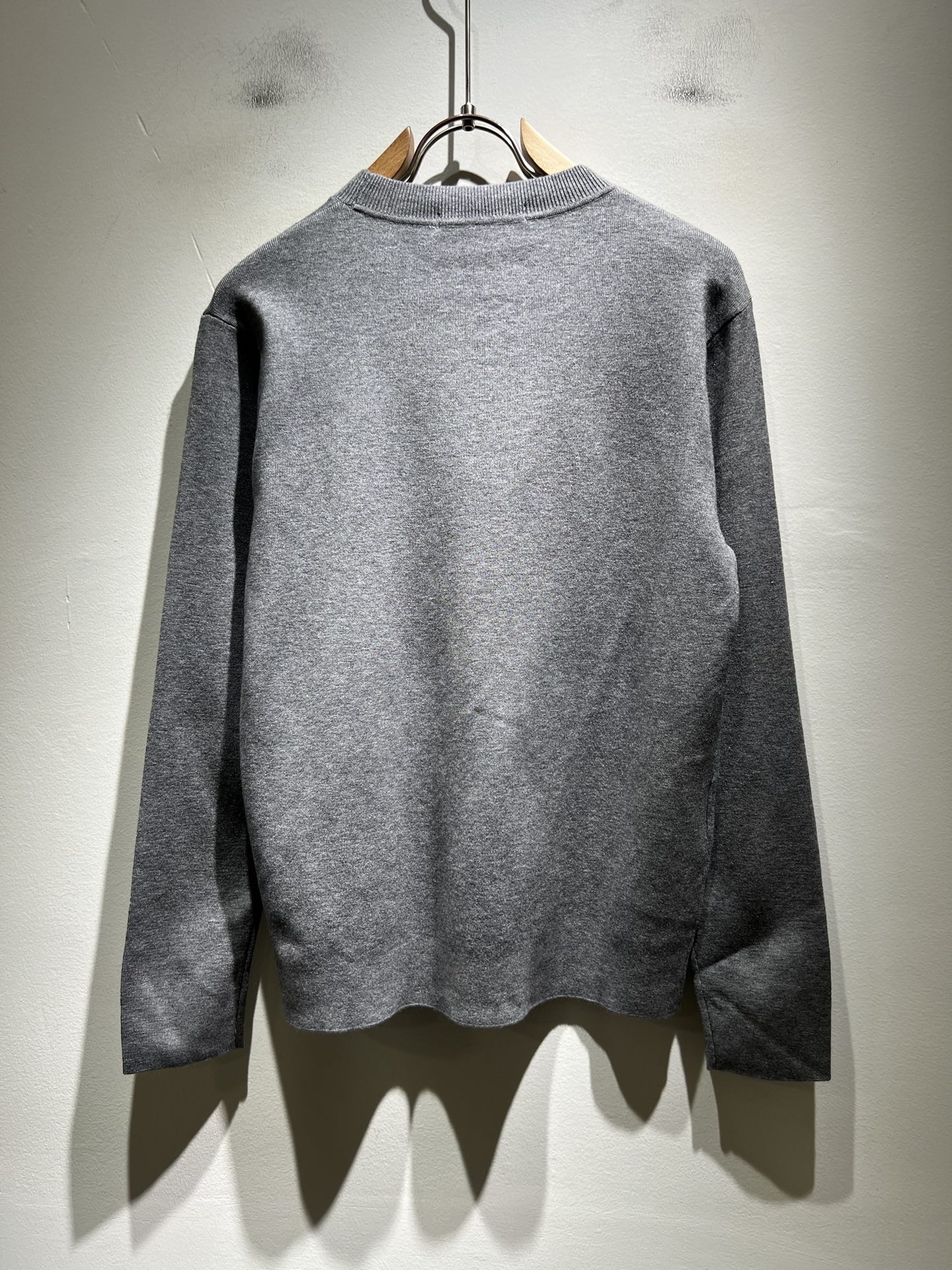 Bur*erry 巴*莉 2025秋冬新款针织羊毛衫，设计标志logo图案压胶设计！品牌经典设计元素！既