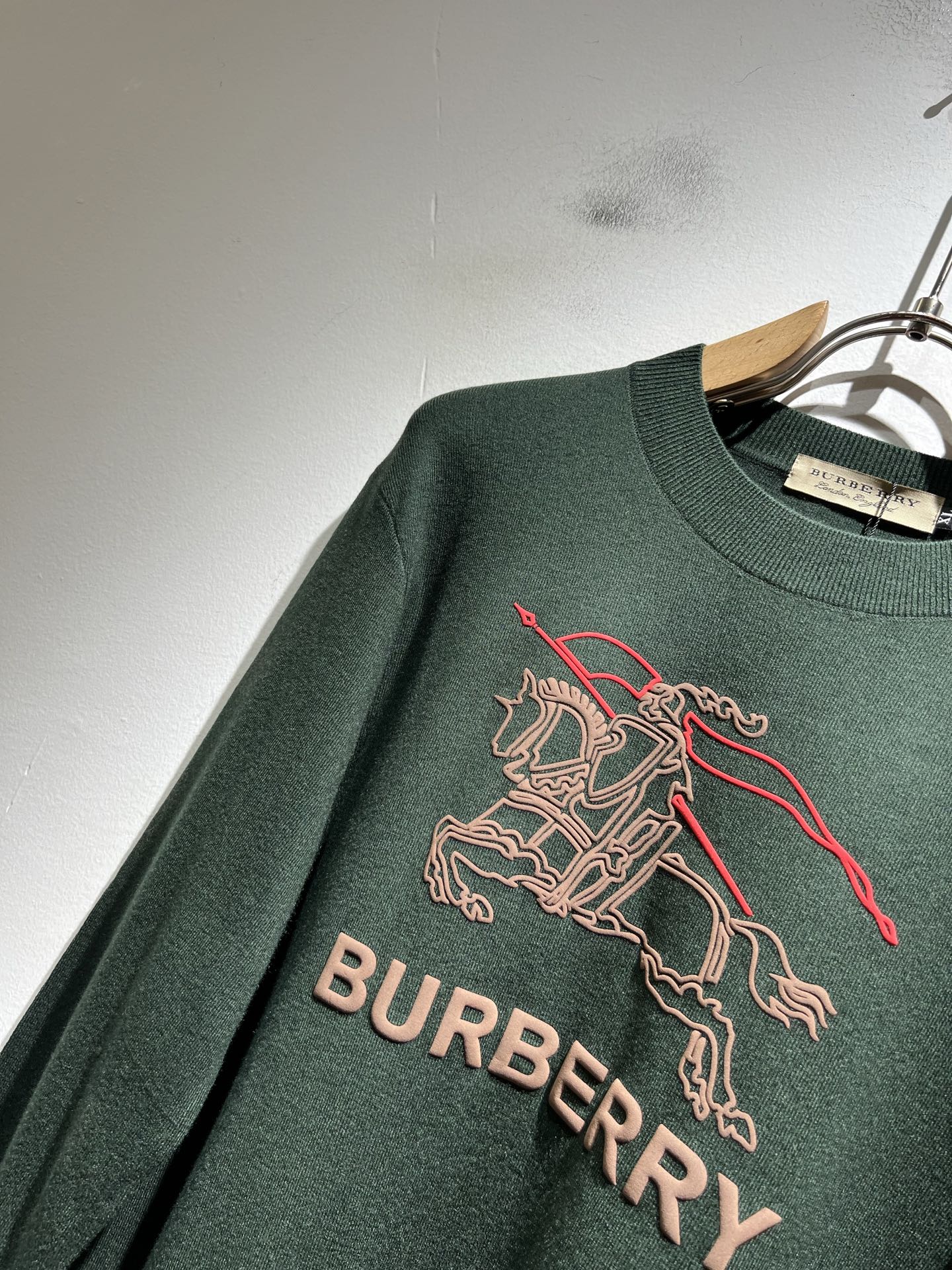 Bur*erry 巴*莉 2025秋冬新款针织羊毛衫，设计标志logo图案压胶设计！品牌经典设计元素！既