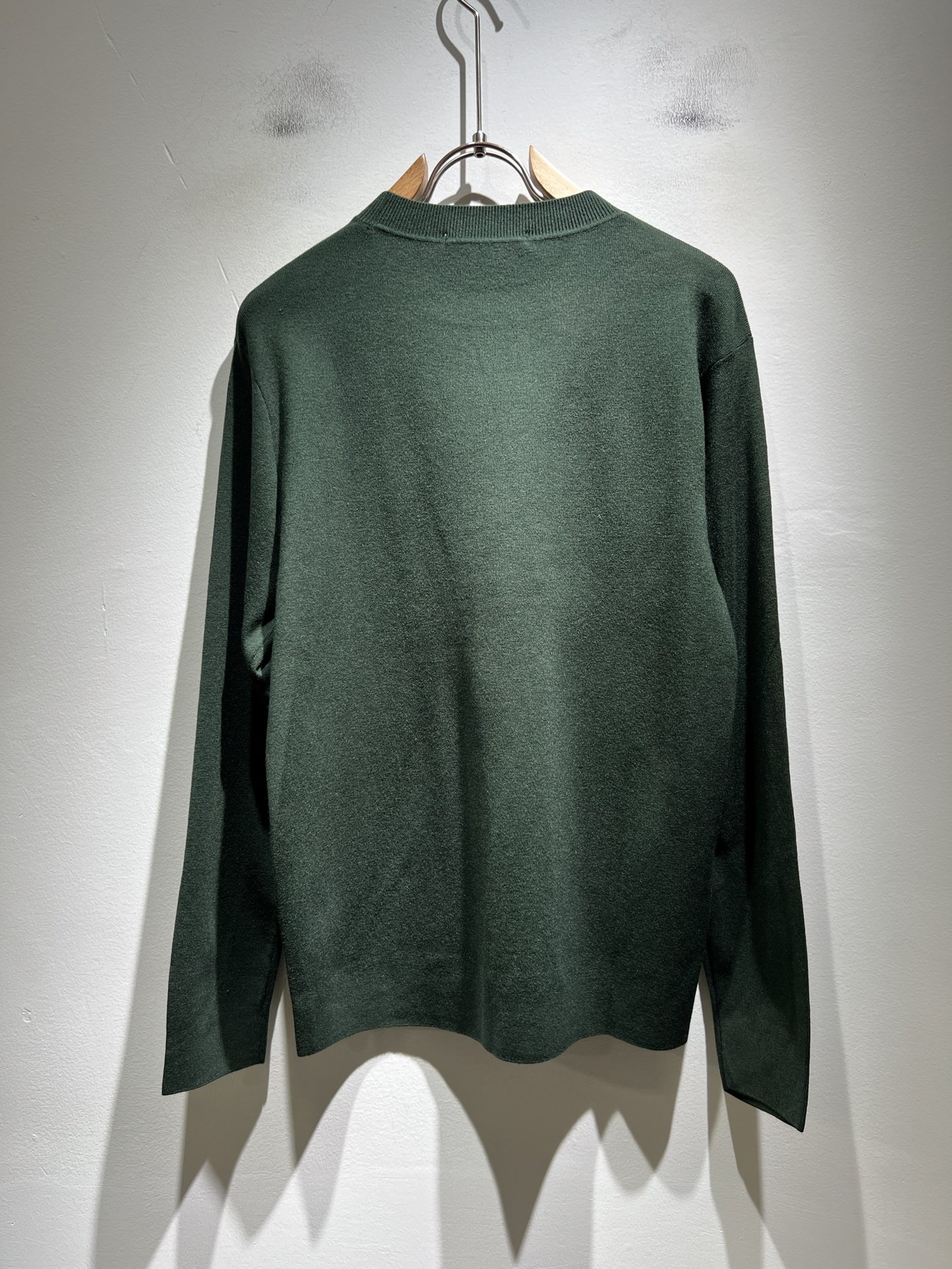 Bur*erry 巴*莉 2025秋冬新款针织羊毛衫，设计标志logo图案压胶设计！品牌经典设计元素！既