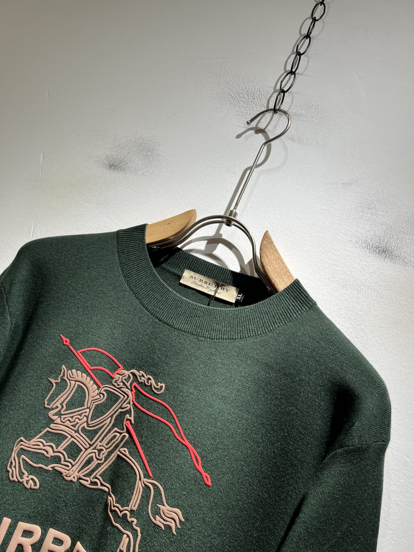 Bur*erry 巴*莉 2025秋冬新款针织羊毛衫，设计标志logo图案压胶设计！品牌经典设计元素！既