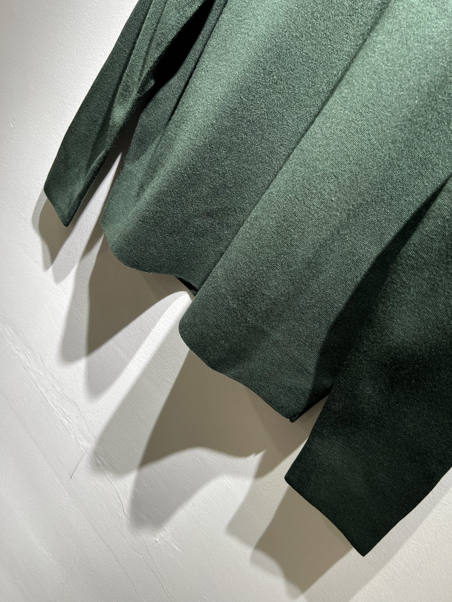 Bur*erry 巴*莉 2025秋冬新款针织羊毛衫，设计标志logo图案压胶设计！品牌经典设计元素！既