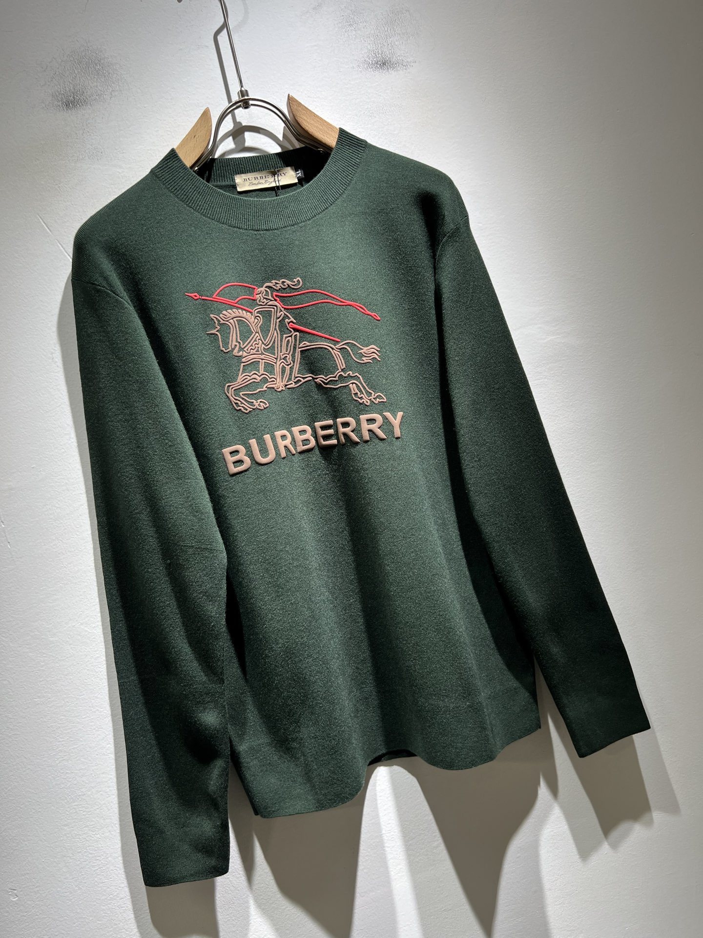 Bur*erry 巴*莉 2025秋冬新款针织羊毛衫，设计标志logo图案压胶设计！品牌经典设计元素！既