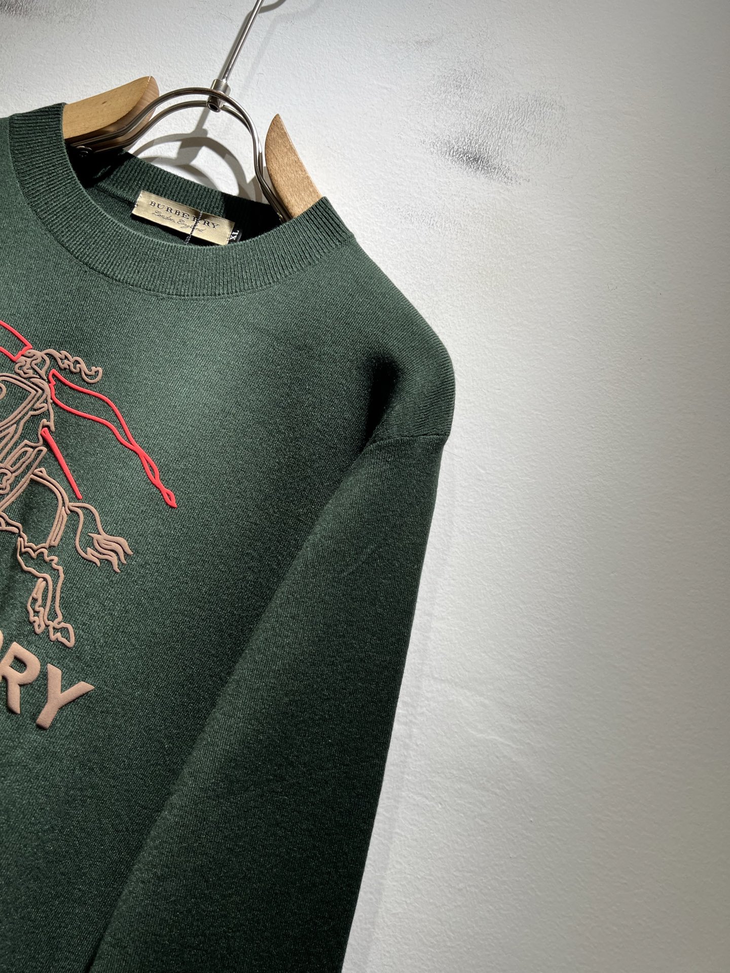 Bur*erry 巴*莉 2025秋冬新款针织羊毛衫，设计标志logo图案压胶设计！品牌经典设计元素！既