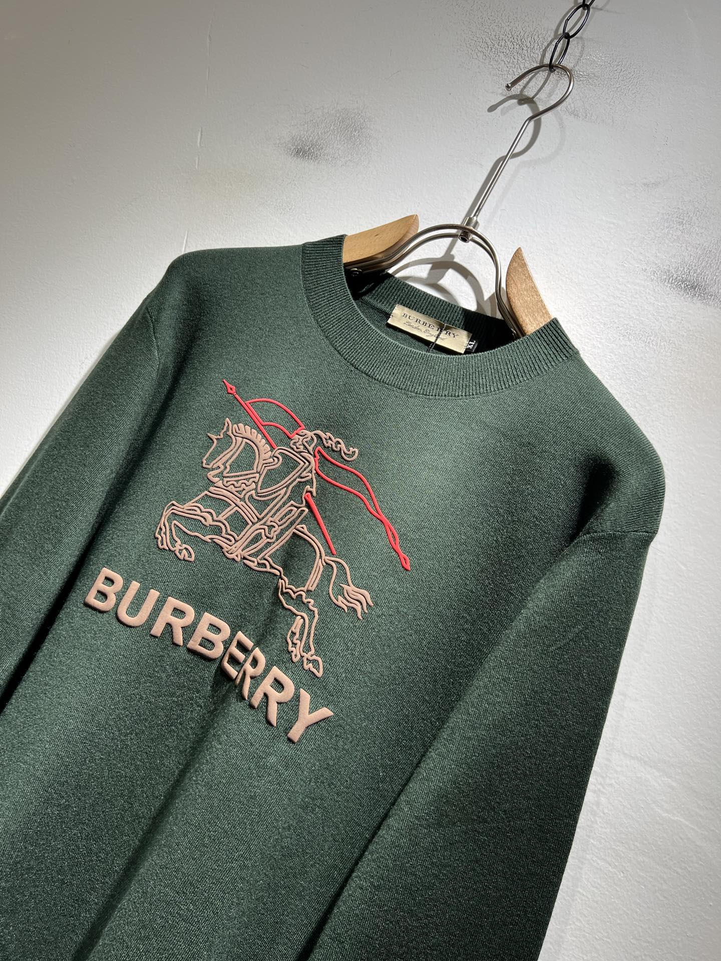 Bur*erry 巴*莉 2025秋冬新款针织羊毛衫，设计标志logo图案压胶设计！品牌经典设计元素！既