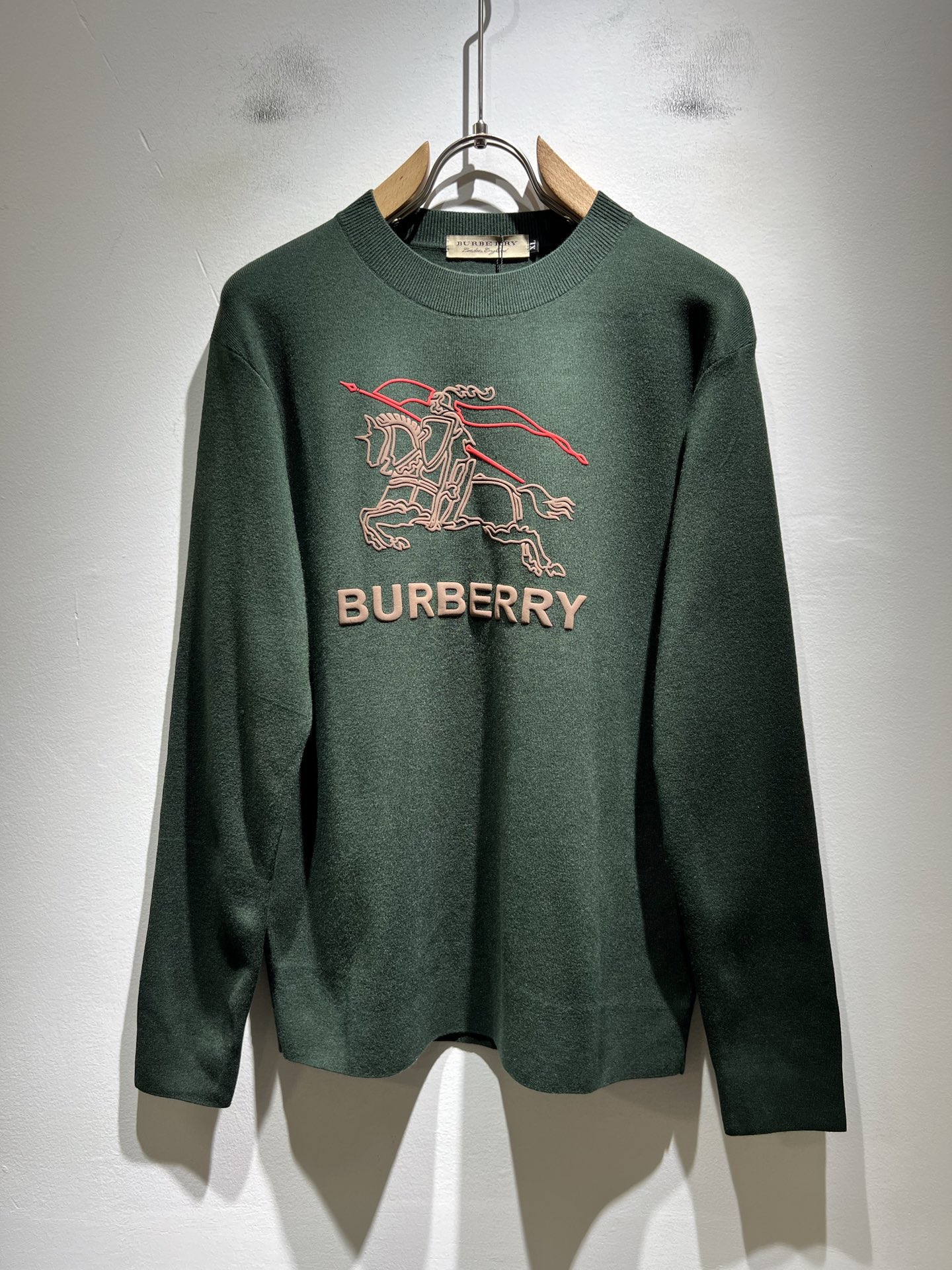 Bur*erry 巴*莉 2025秋冬新款针织羊毛衫，设计标志logo图案压胶设计！品牌经典设计元素！既