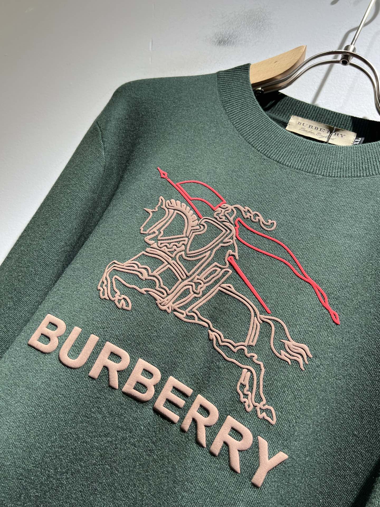 Bur*erry 巴*莉 2025秋冬新款针织羊毛衫，设计标志logo图案压胶设计！品牌经典设计元素！既