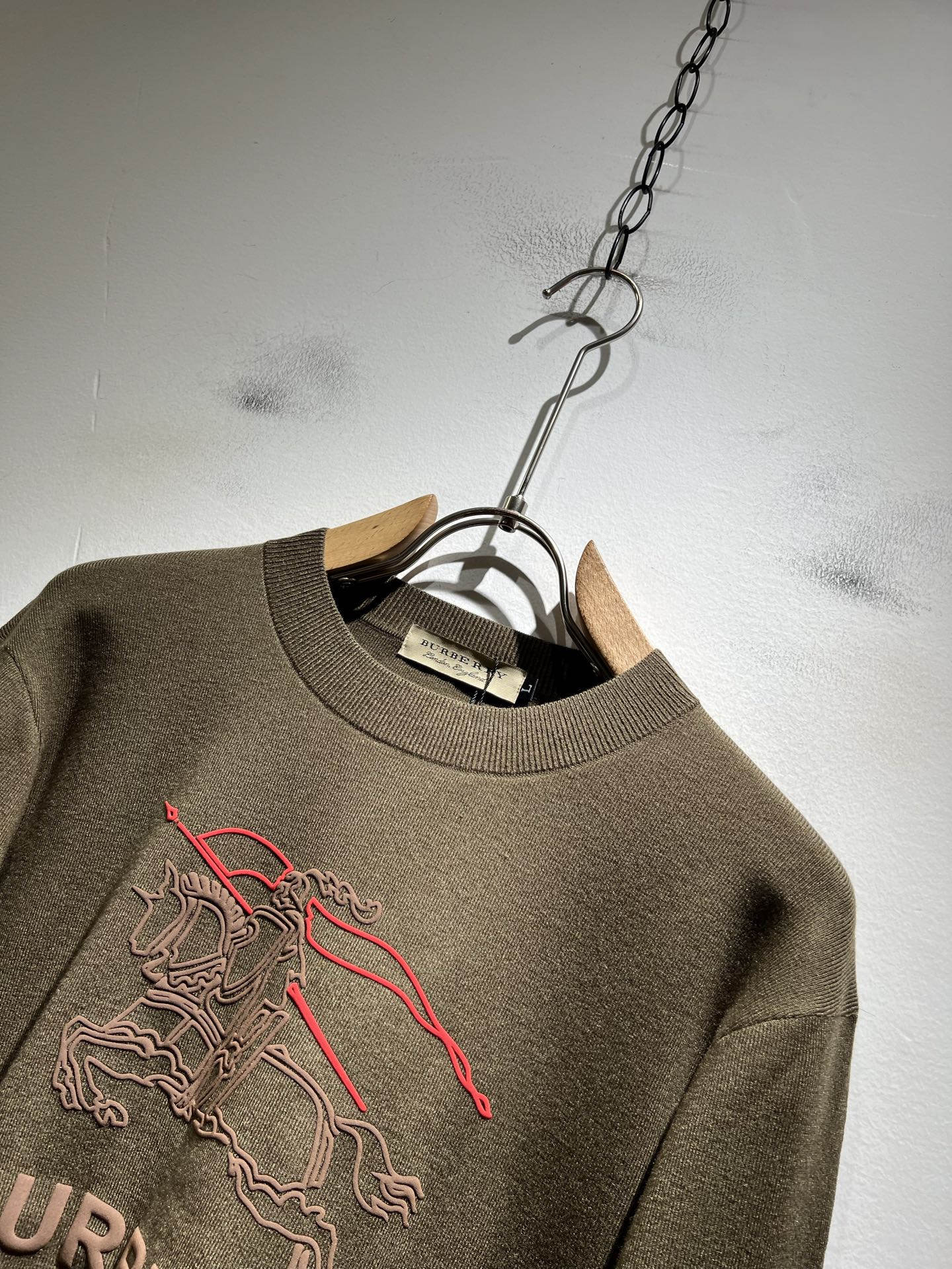 Bur*erry 巴*莉 2025秋冬新款针织羊毛衫，设计标志logo图案压胶设计！品牌经典设计元素！既