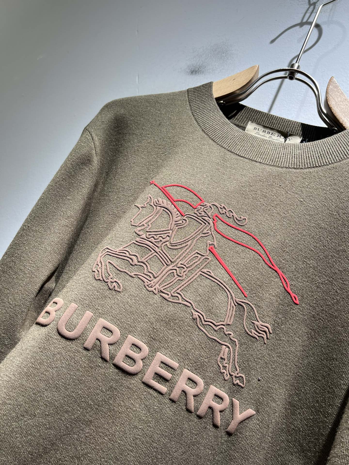 Bur*erry 巴*莉 2025秋冬新款针织羊毛衫，设计标志logo图案压胶设计！品牌经典设计元素！既