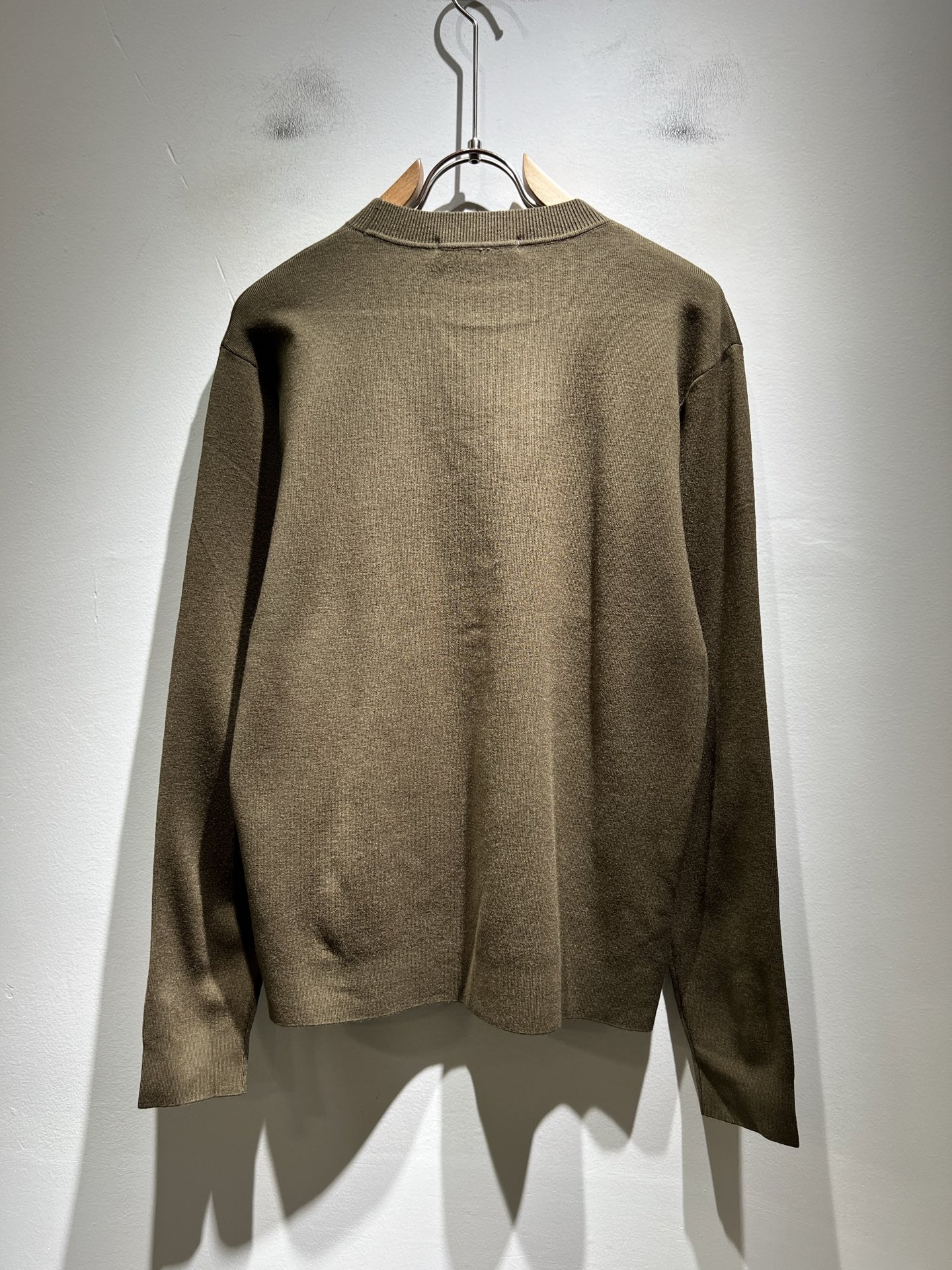 Bur*erry 巴*莉 2025秋冬新款针织羊毛衫，设计标志logo图案压胶设计！品牌经典设计元素！既