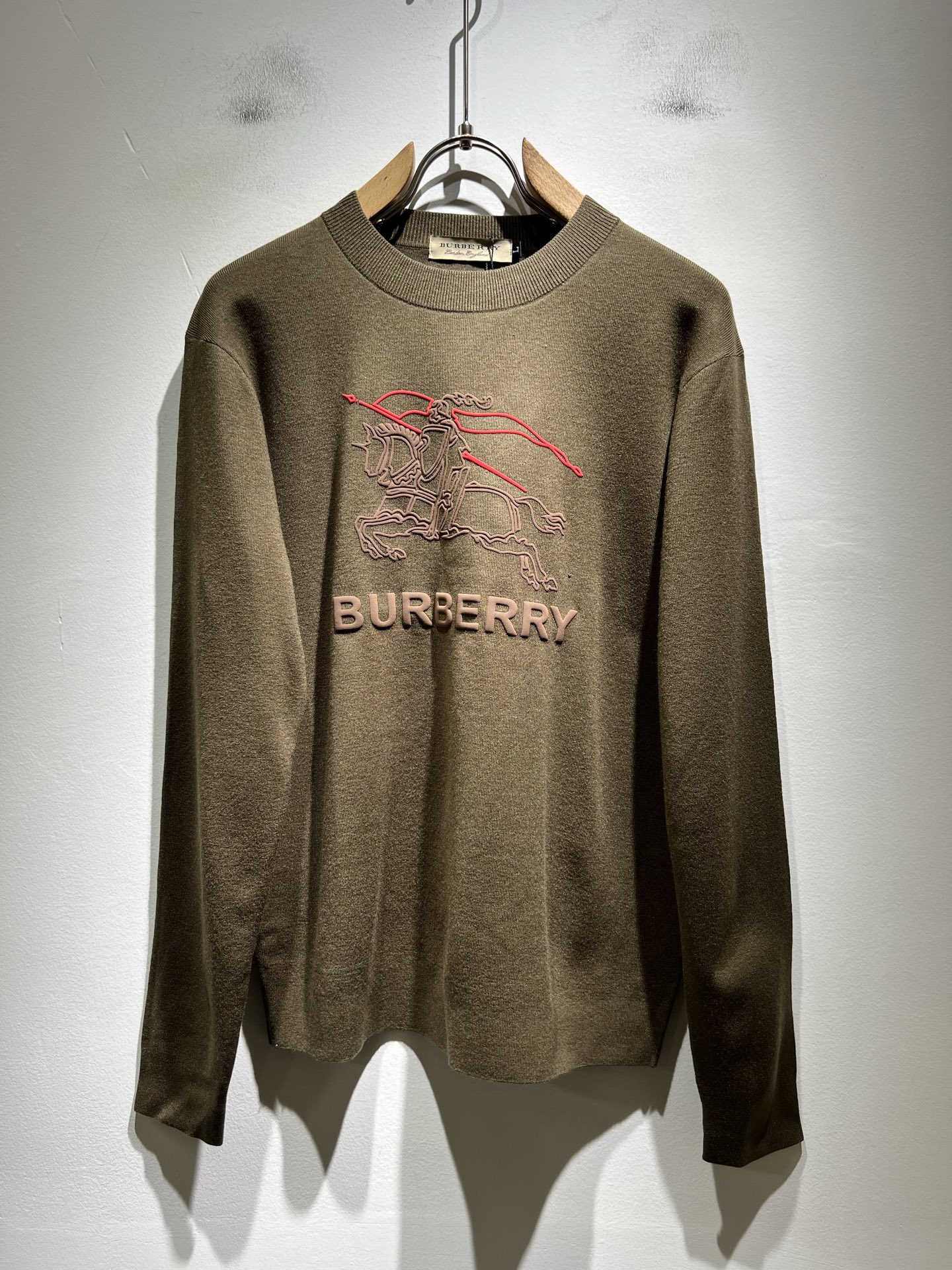 Bur*erry 巴*莉 2025秋冬新款针织羊毛衫，设计标志logo图案压胶设计！品牌经典设计元素！既