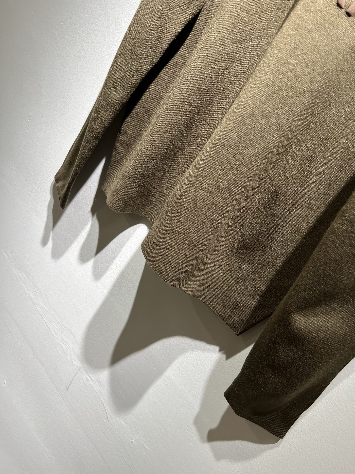 Bur*erry 巴*莉 2025秋冬新款针织羊毛衫，设计标志logo图案压胶设计！品牌经典设计元素！既