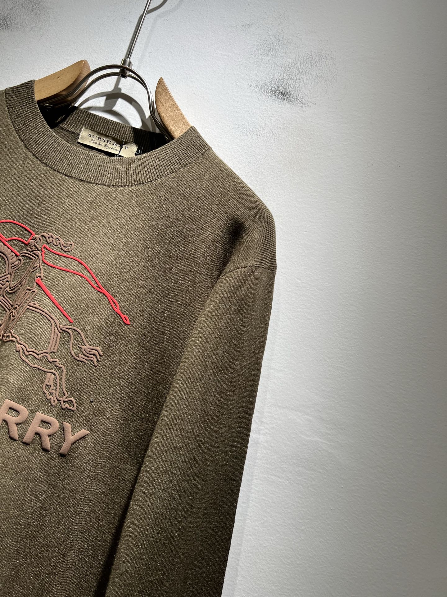Bur*erry 巴*莉 2025秋冬新款针织羊毛衫，设计标志logo图案压胶设计！品牌经典设计元素！既