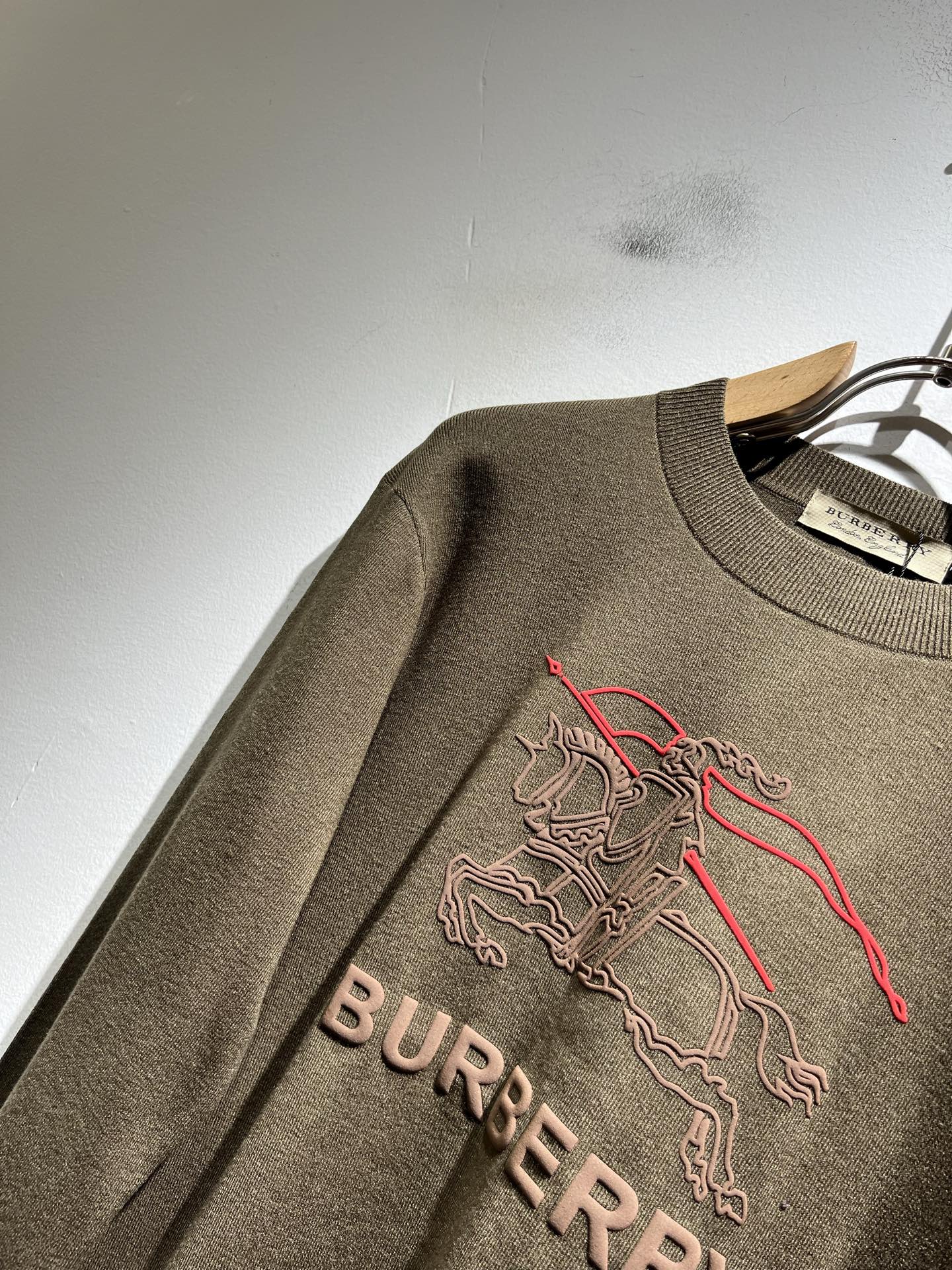 Bur*erry 巴*莉 2025秋冬新款针织羊毛衫，设计标志logo图案压胶设计！品牌经典设计元素！既