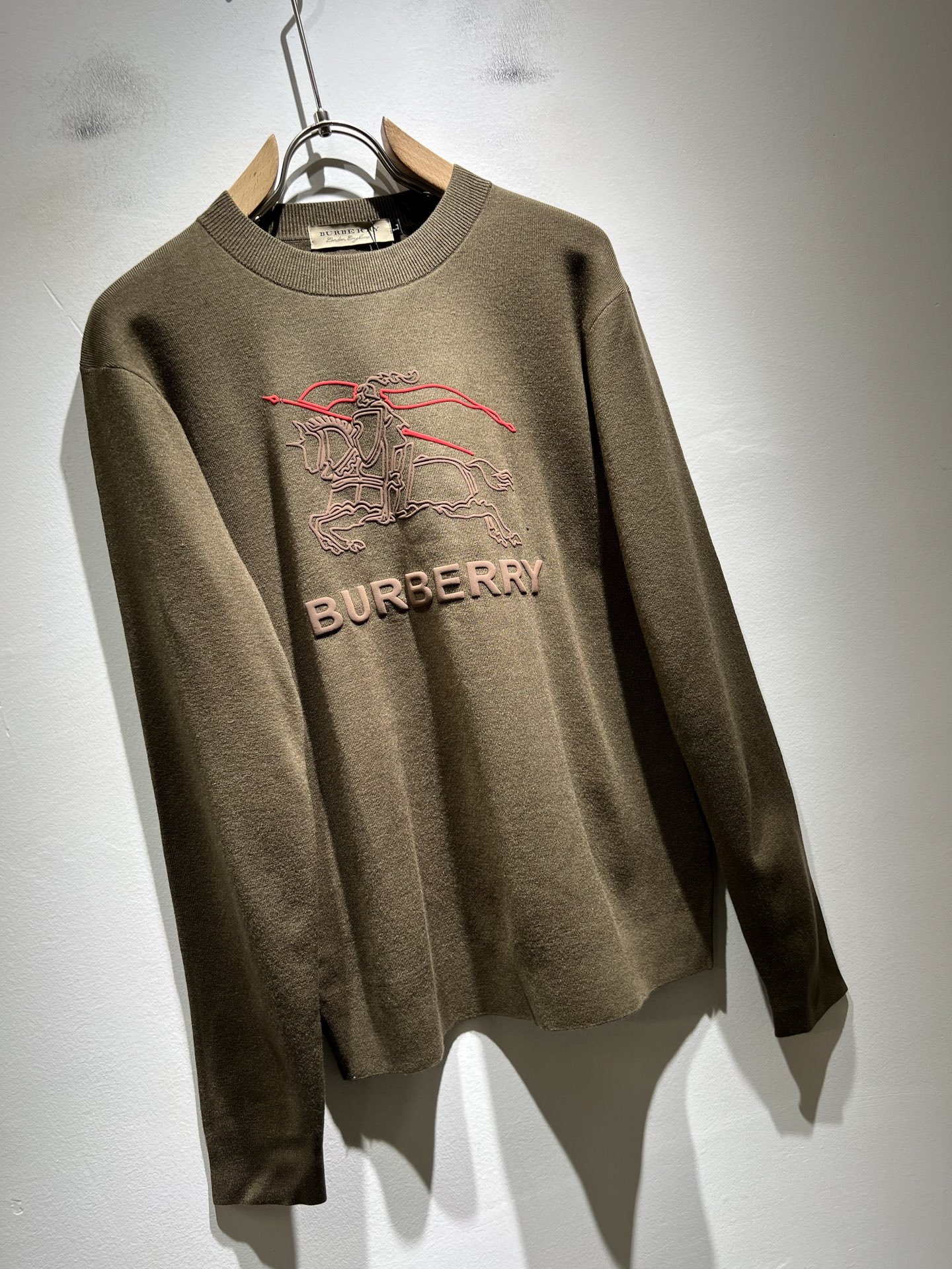 Bur*erry 巴*莉 2025秋冬新款针织羊毛衫，设计标志logo图案压胶设计！品牌经典设计元素！既