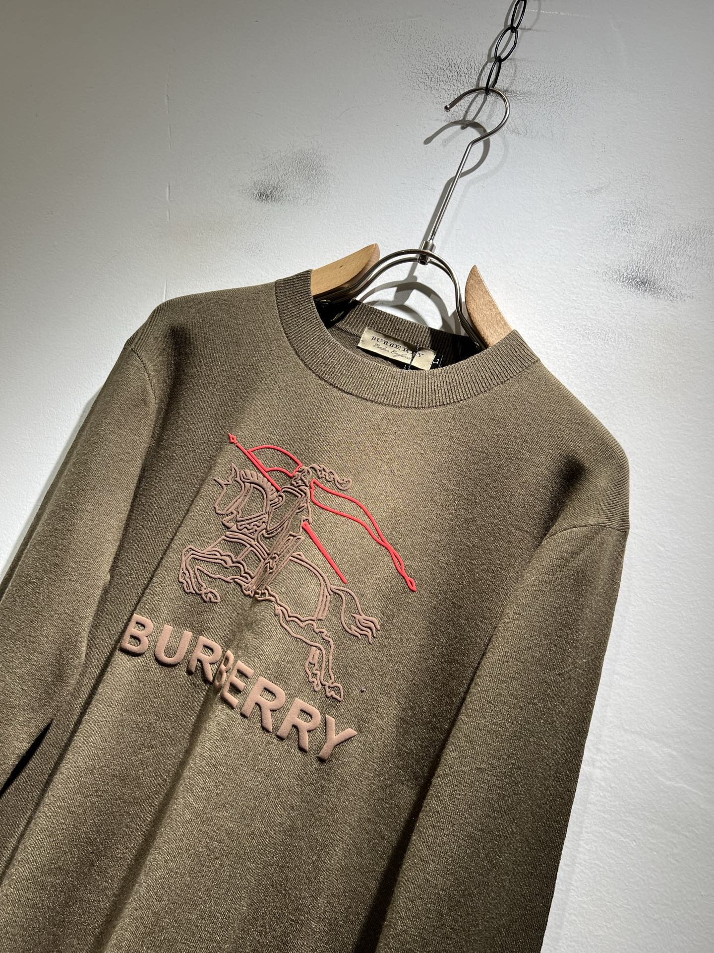 Bur*erry 巴*莉 2025秋冬新款针织羊毛衫，设计标志logo图案压胶设计！品牌经典设计元素！既