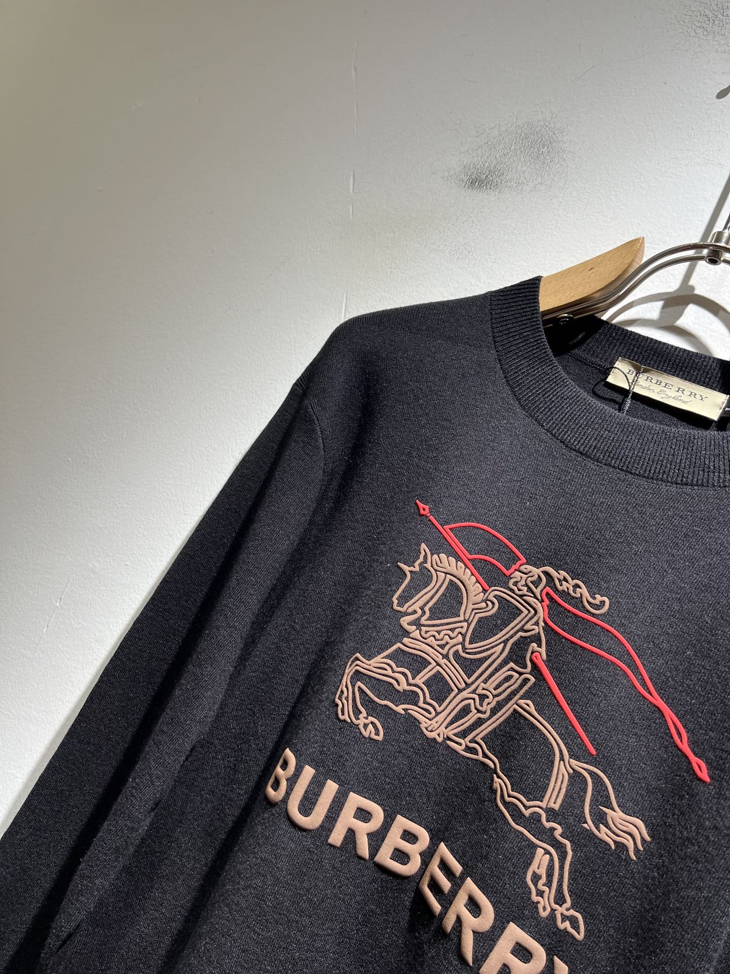 Bur*erry 巴*莉 2025秋冬新款针织羊毛衫，设计标志logo图案压胶设计！品牌经典设计元素！既