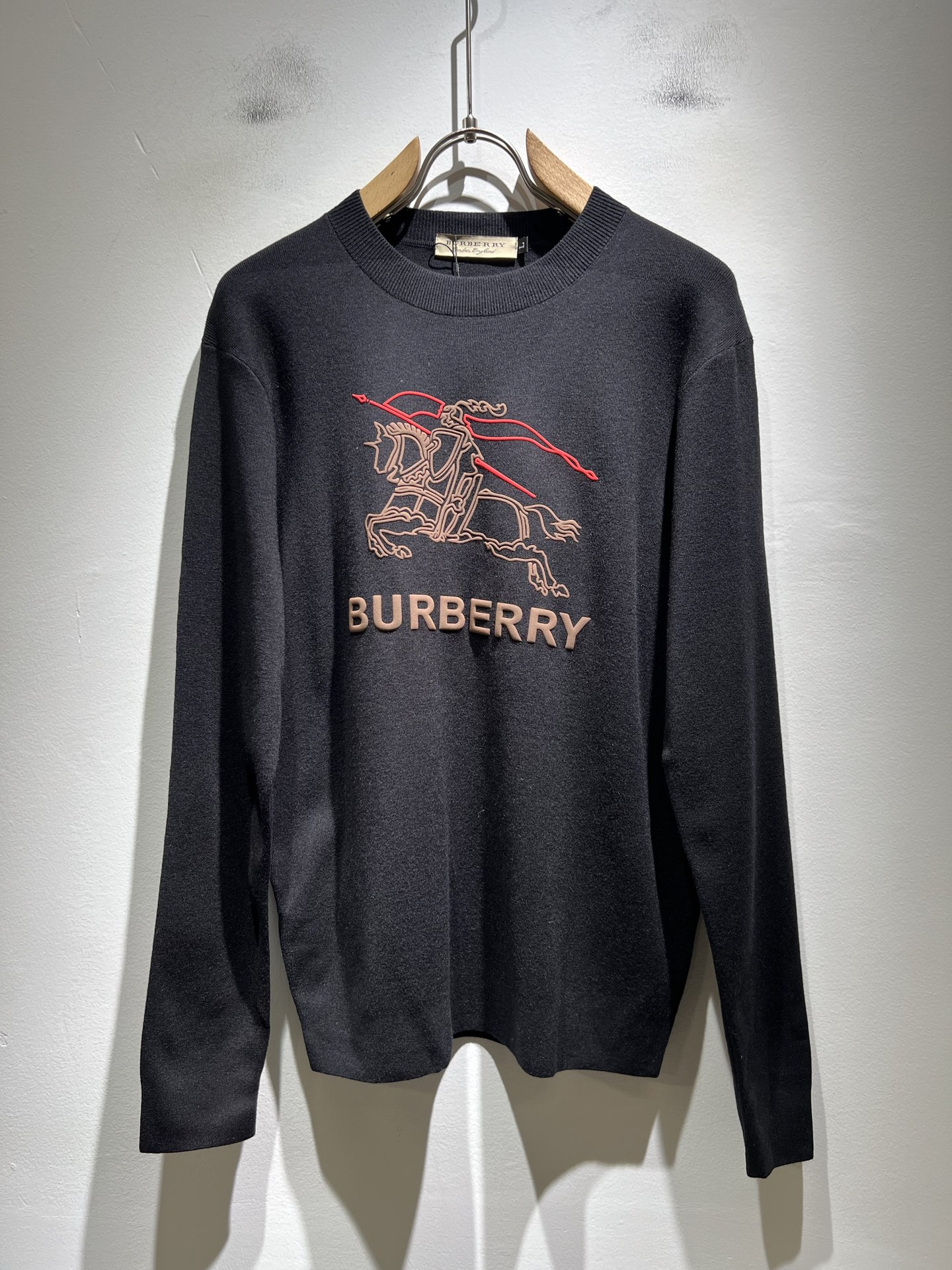 Bur*erry 巴*莉 2025秋冬新款针织羊毛衫，设计标志logo图案压胶设计！品牌经典设计元素！既