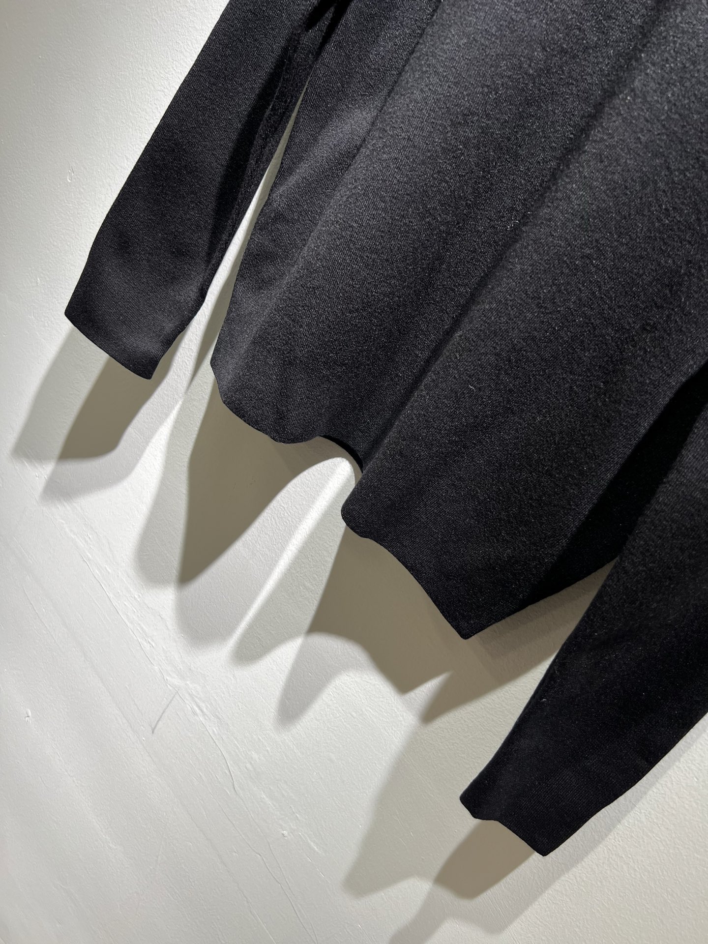 Bur*erry 巴*莉 2025秋冬新款针织羊毛衫，设计标志logo图案压胶设计！品牌经典设计元素！既