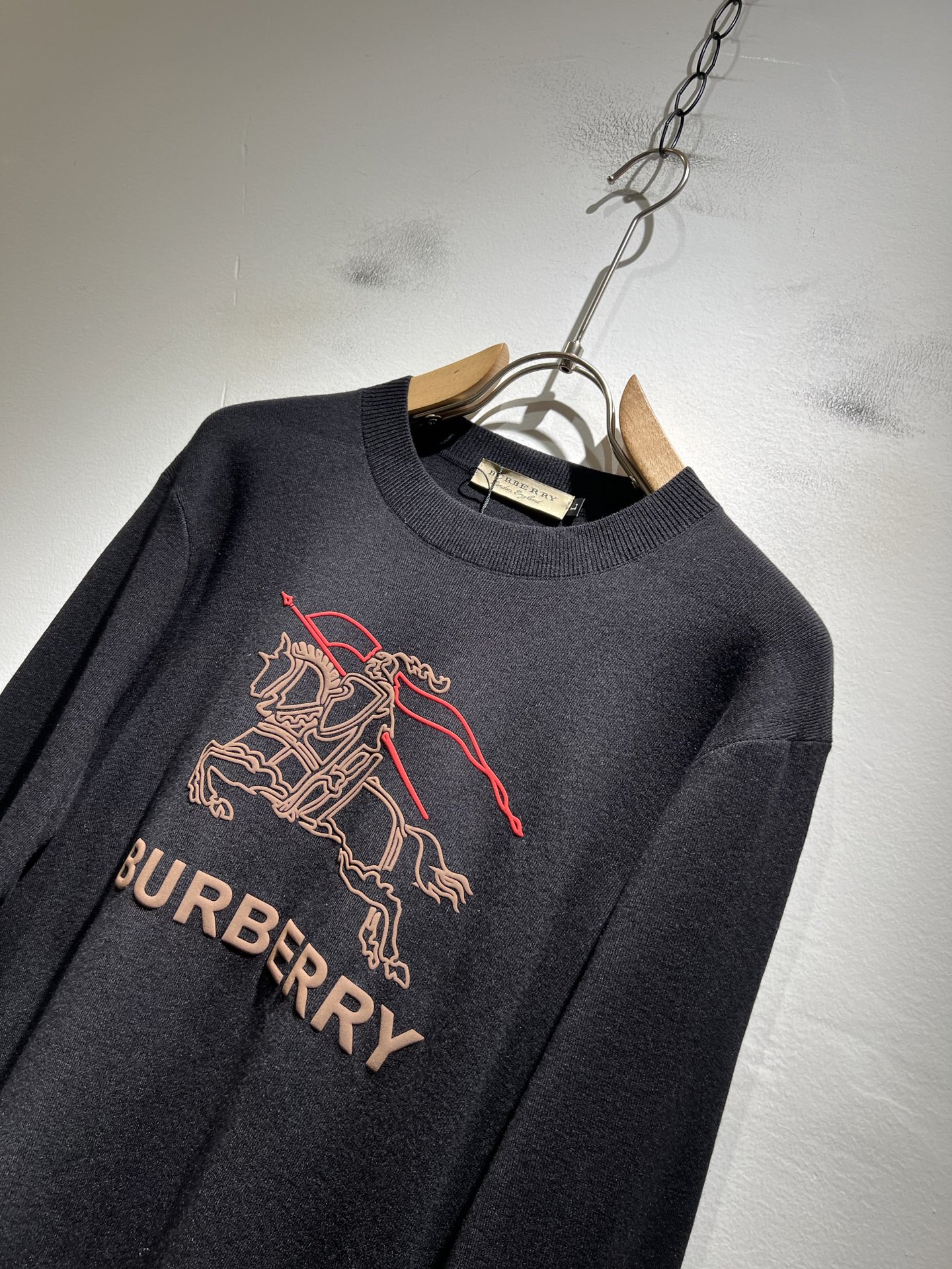 Bur*erry 巴*莉 2025秋冬新款针织羊毛衫，设计标志logo图案压胶设计！品牌经典设计元素！既