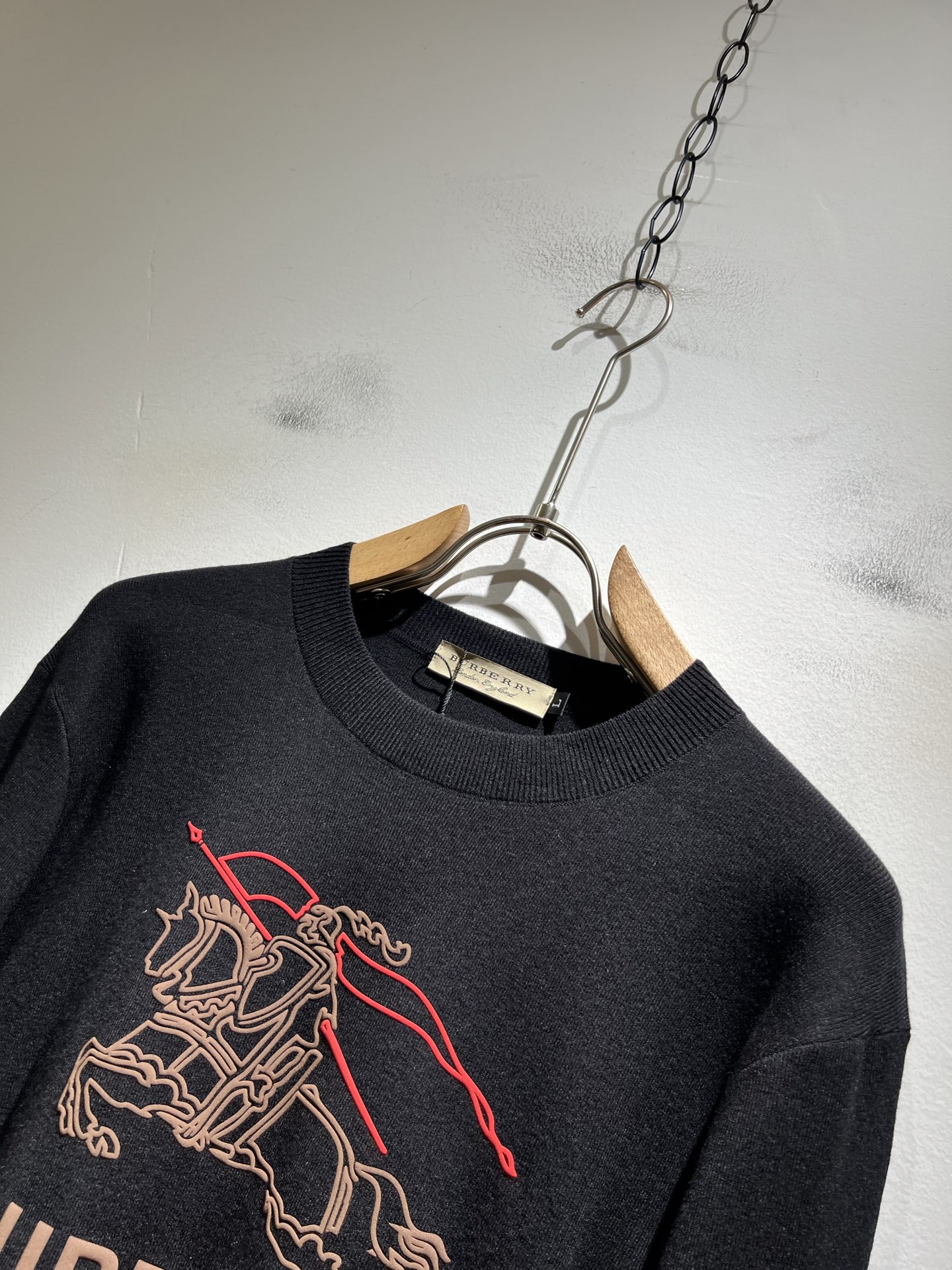 Bur*erry 巴*莉 2025秋冬新款针织羊毛衫，设计标志logo图案压胶设计！品牌经典设计元素！既