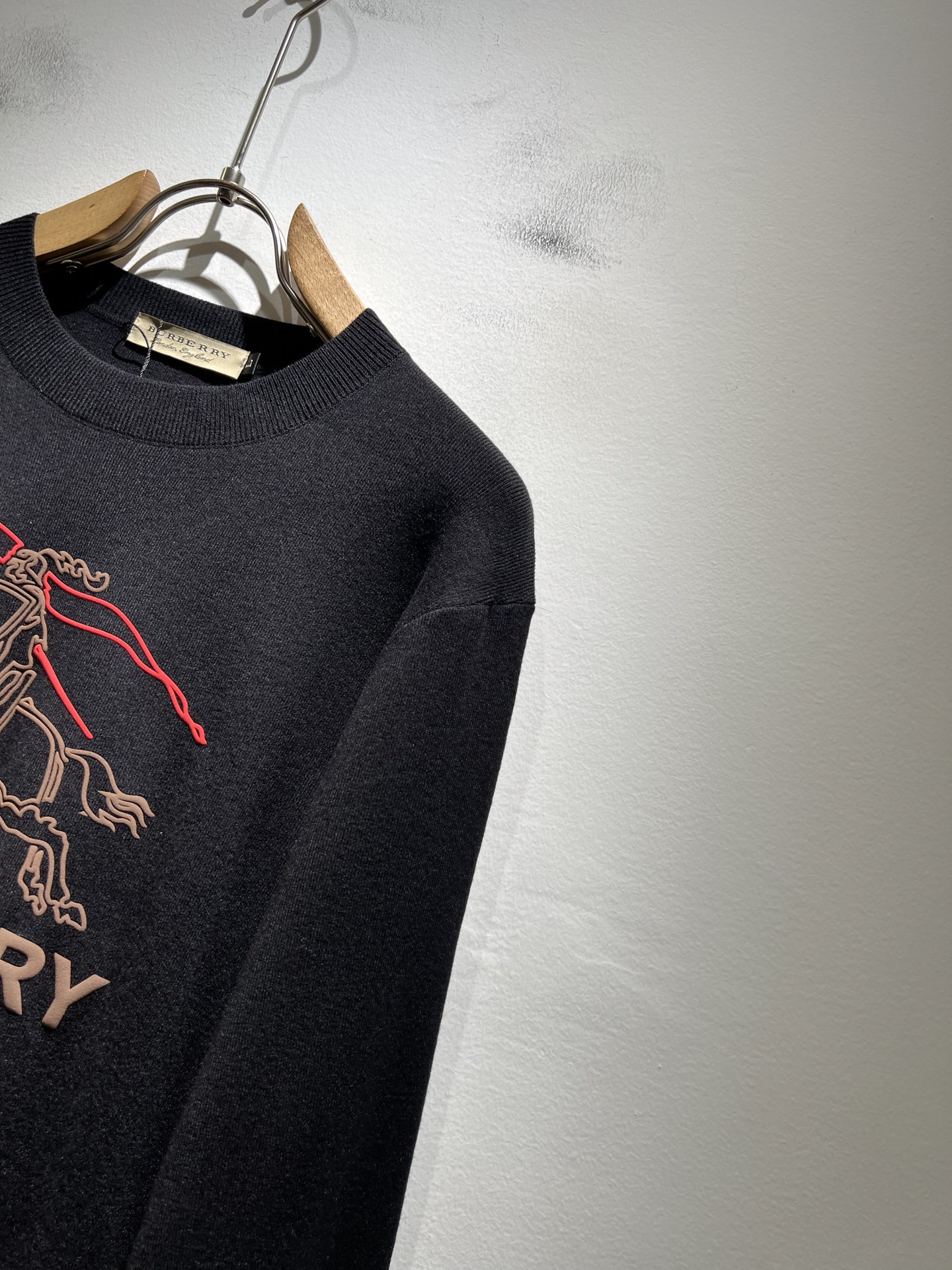 Bur*erry 巴*莉 2025秋冬新款针织羊毛衫，设计标志logo图案压胶设计！品牌经典设计元素！既