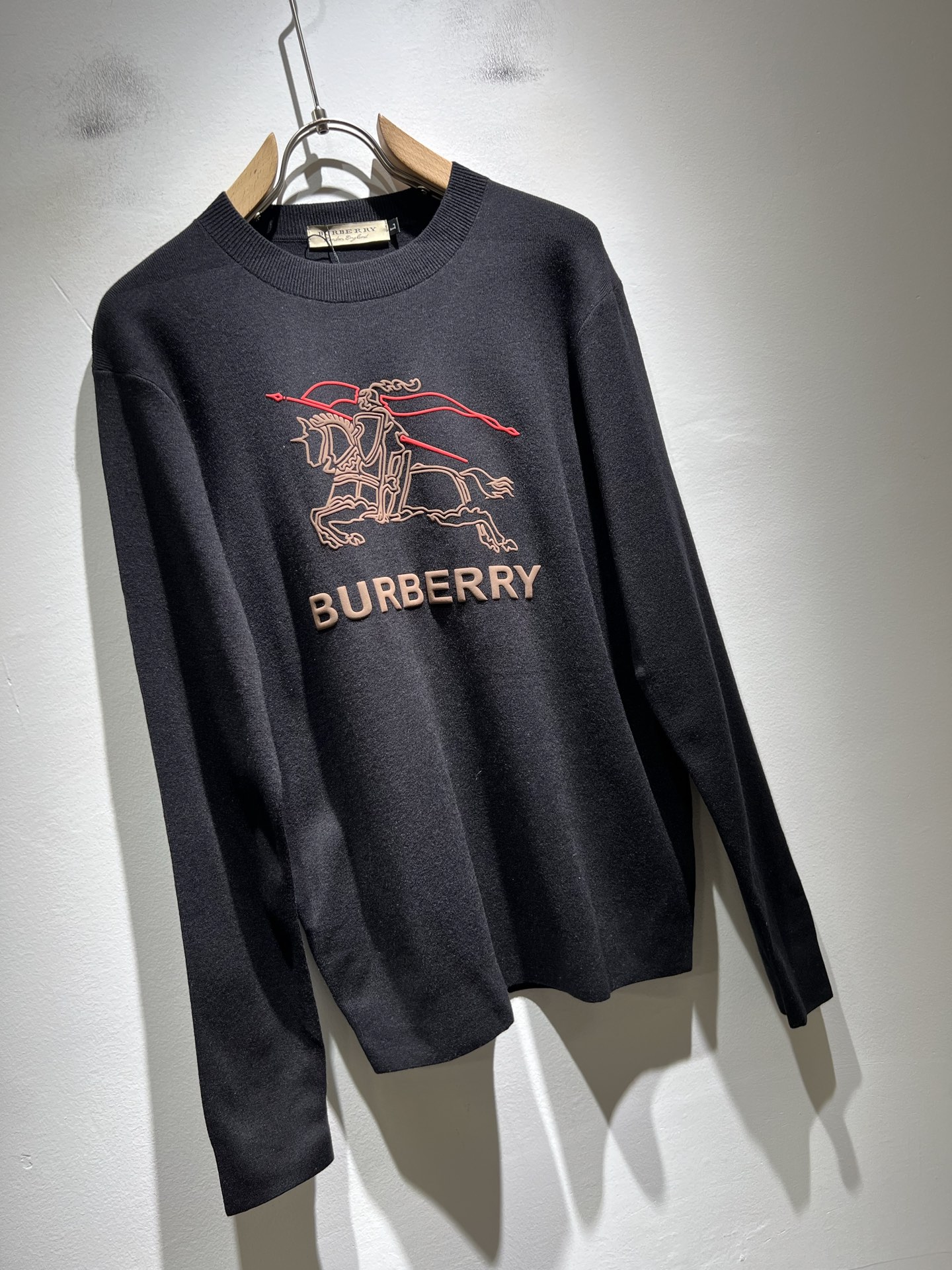 Bur*erry 巴*莉 2025秋冬新款针织羊毛衫，设计标志logo图案压胶设计！品牌经典设计元素！既