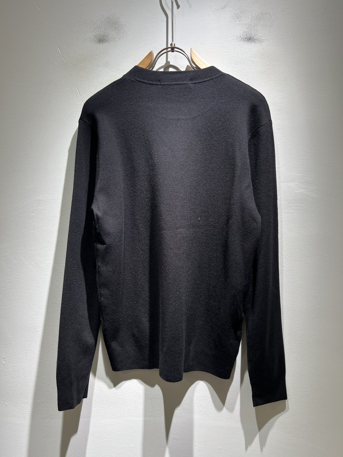 Bur*erry 巴*莉 2025秋冬新款针织羊毛衫，设计标志logo图案压胶设计！品牌经典设计元素！既