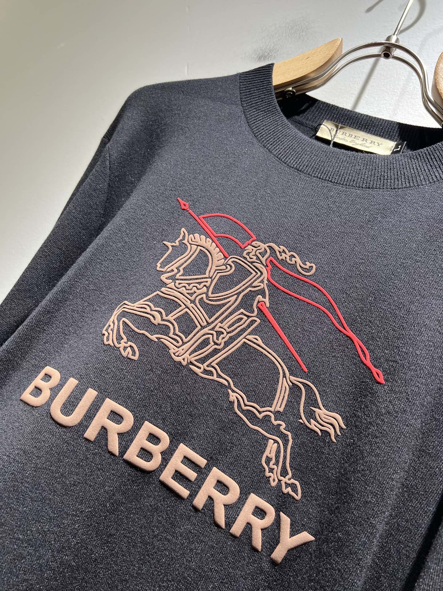 Bur*erry 巴*莉 2025秋冬新款针织羊毛衫，设计标志logo图案压胶设计！品牌经典设计元素！既