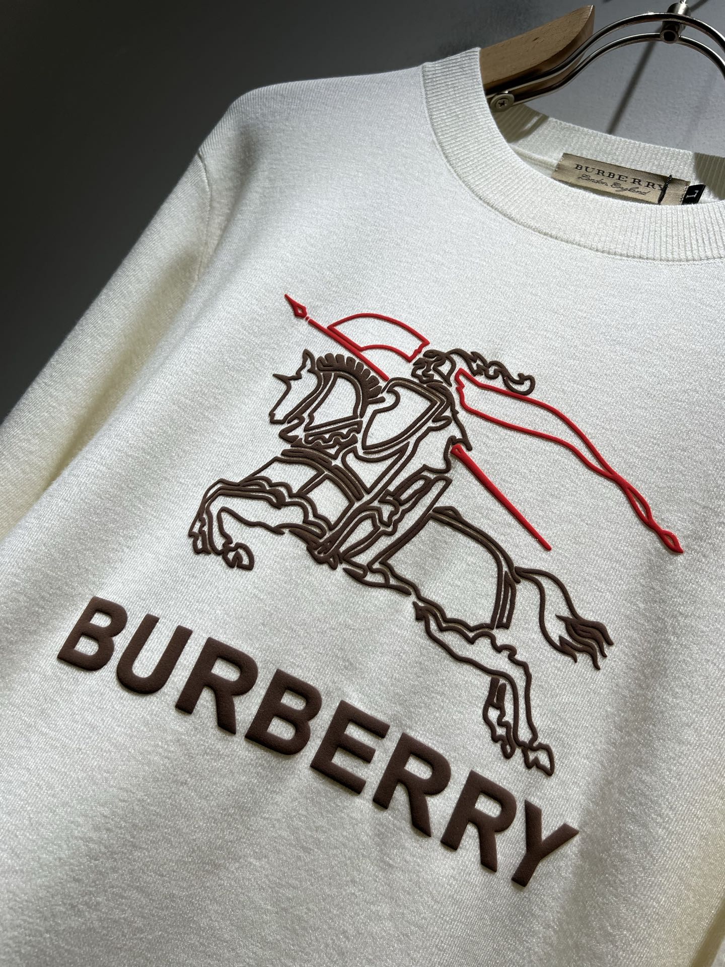 Bur*erry 巴*莉 2025秋冬新款针织羊毛衫，设计标志logo图案压胶设计！品牌经典设计元素！既