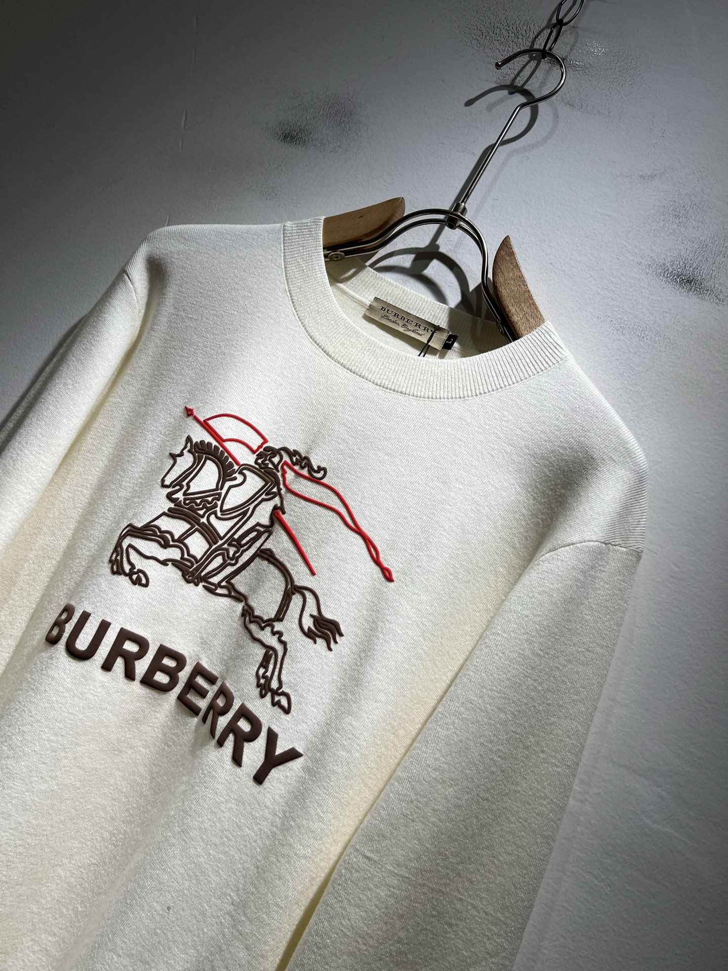 Bur*erry 巴*莉 2025秋冬新款针织羊毛衫，设计标志logo图案压胶设计！品牌经典设计元素！既