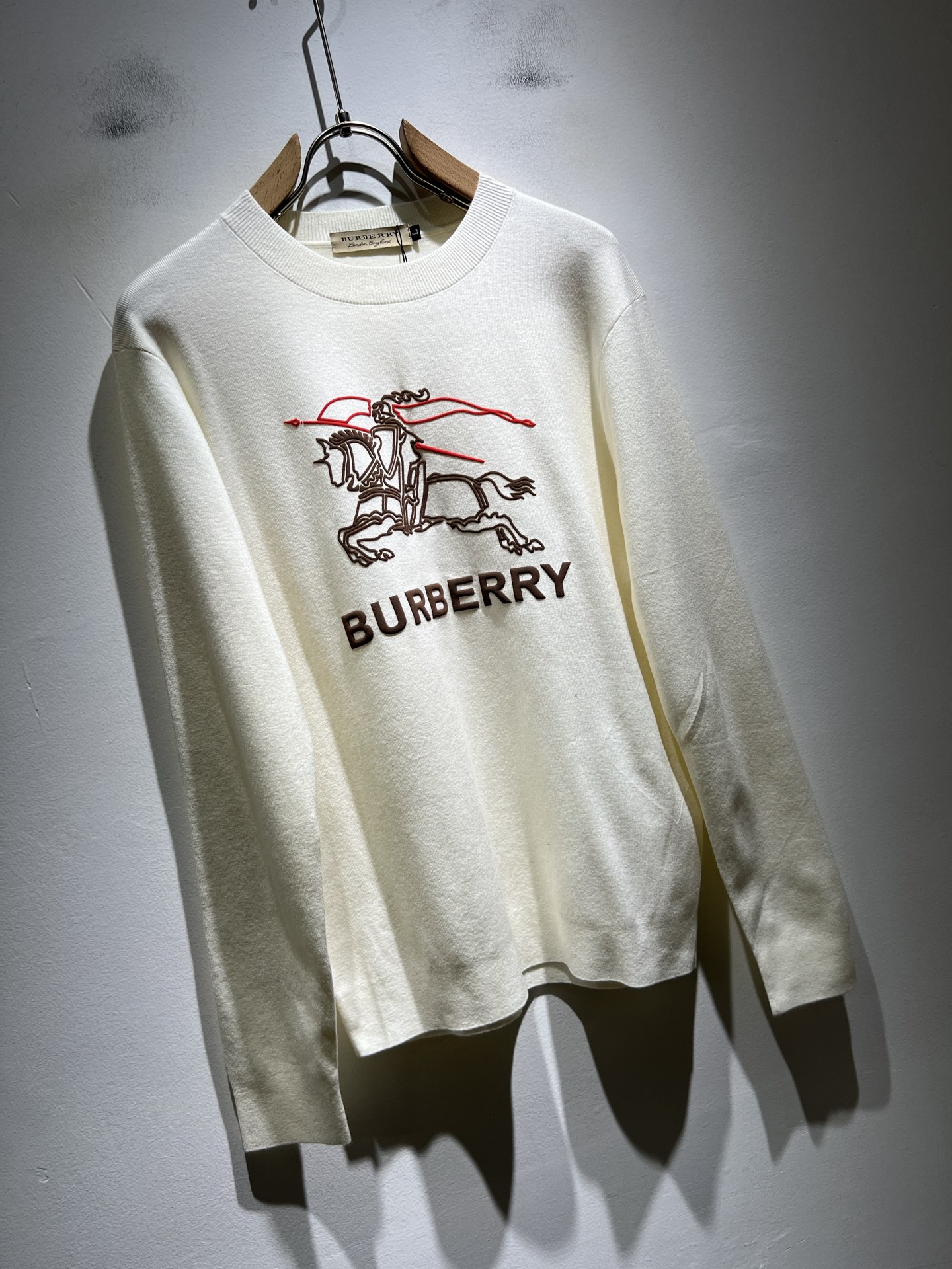 Bur*erry 巴*莉 2025秋冬新款针织羊毛衫，设计标志logo图案压胶设计！品牌经典设计元素！既